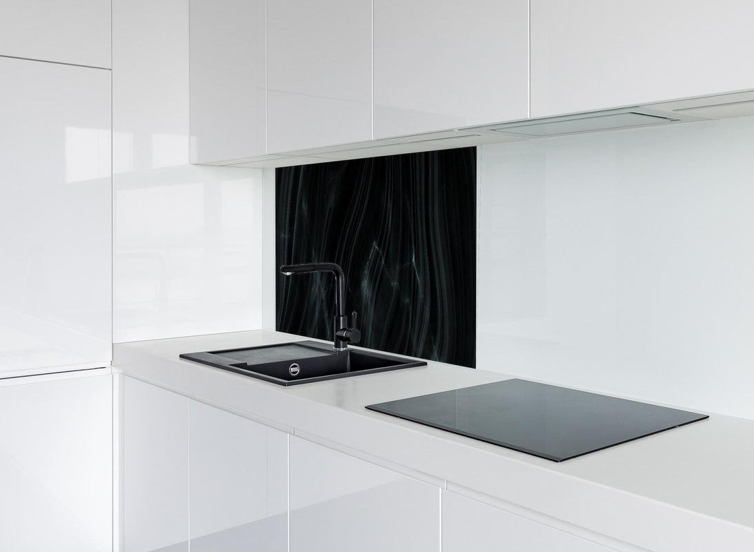 Spritzschutz - Dunkler klassischer Marmor hinter modernem schwarz-matten Spülbecken in weißer Hochglanz-Küche