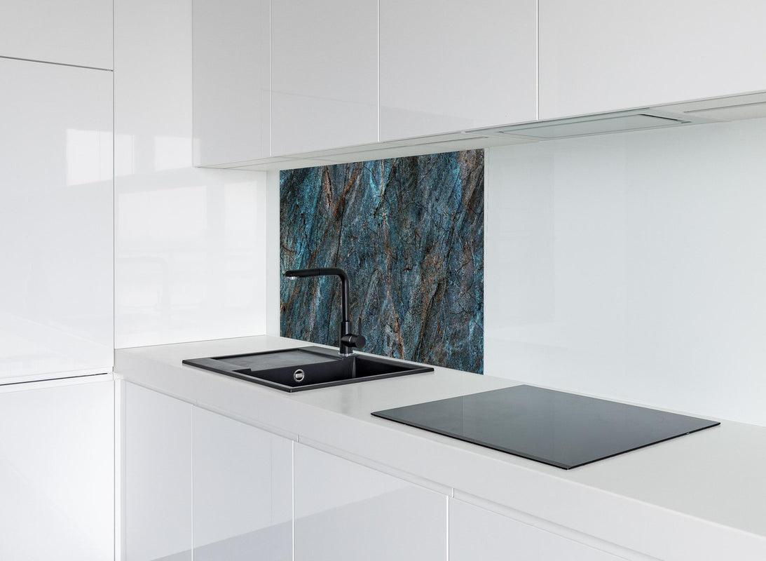 Spritzschutz - Dunkler rustikaler Marmor - bläulich hinter modernem schwarz-matten Spülbecken in weißer Hochglanz-Küche