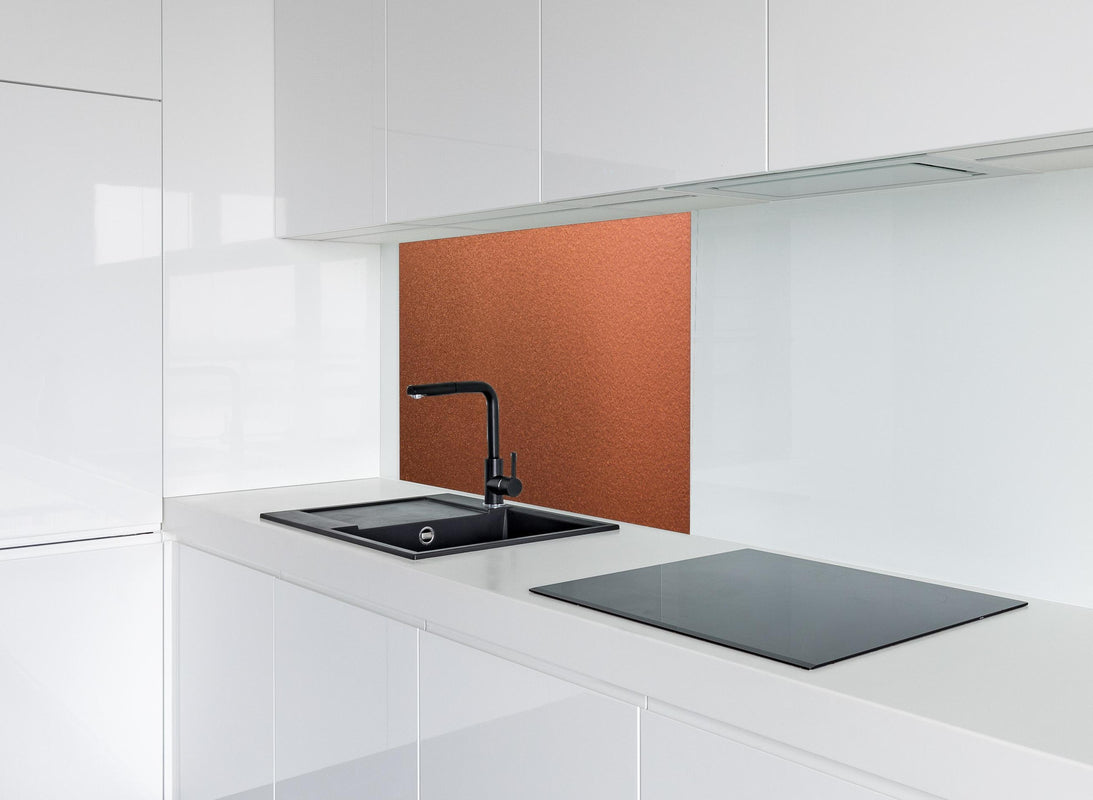 Spritzschutz - Dunkles blasses Bronze hinter modernem schwarz-matten Spülbecken in weißer Hochglanz-Küche