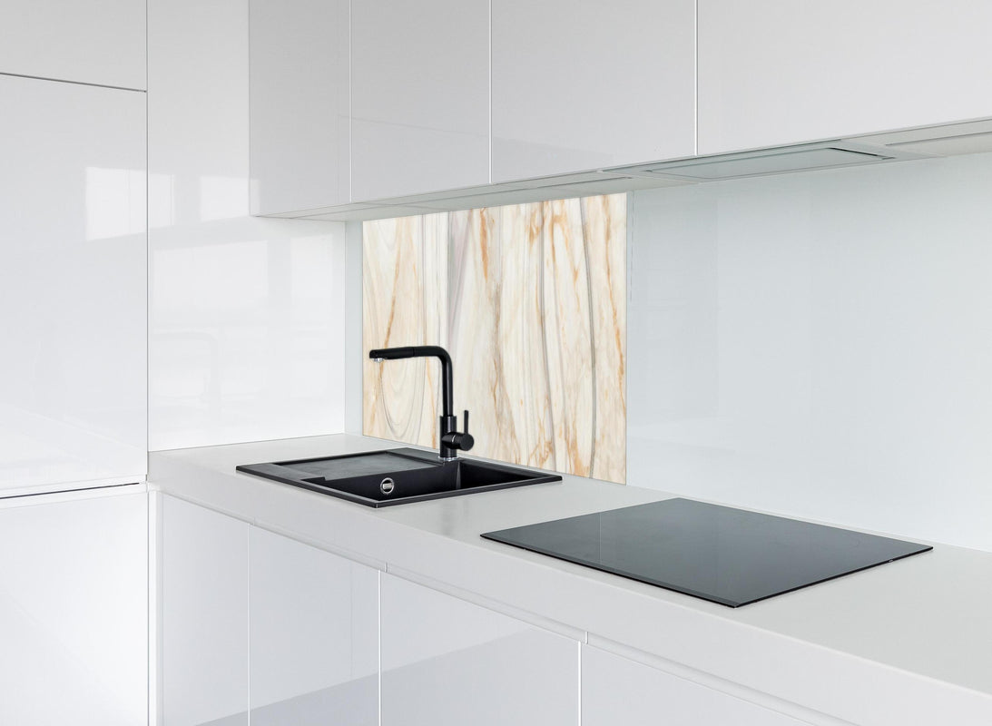 Spritzschutz - Edle bräunliche Marmorierung hinter modernem schwarz-matten Spülbecken in weißer Hochglanz-Küche