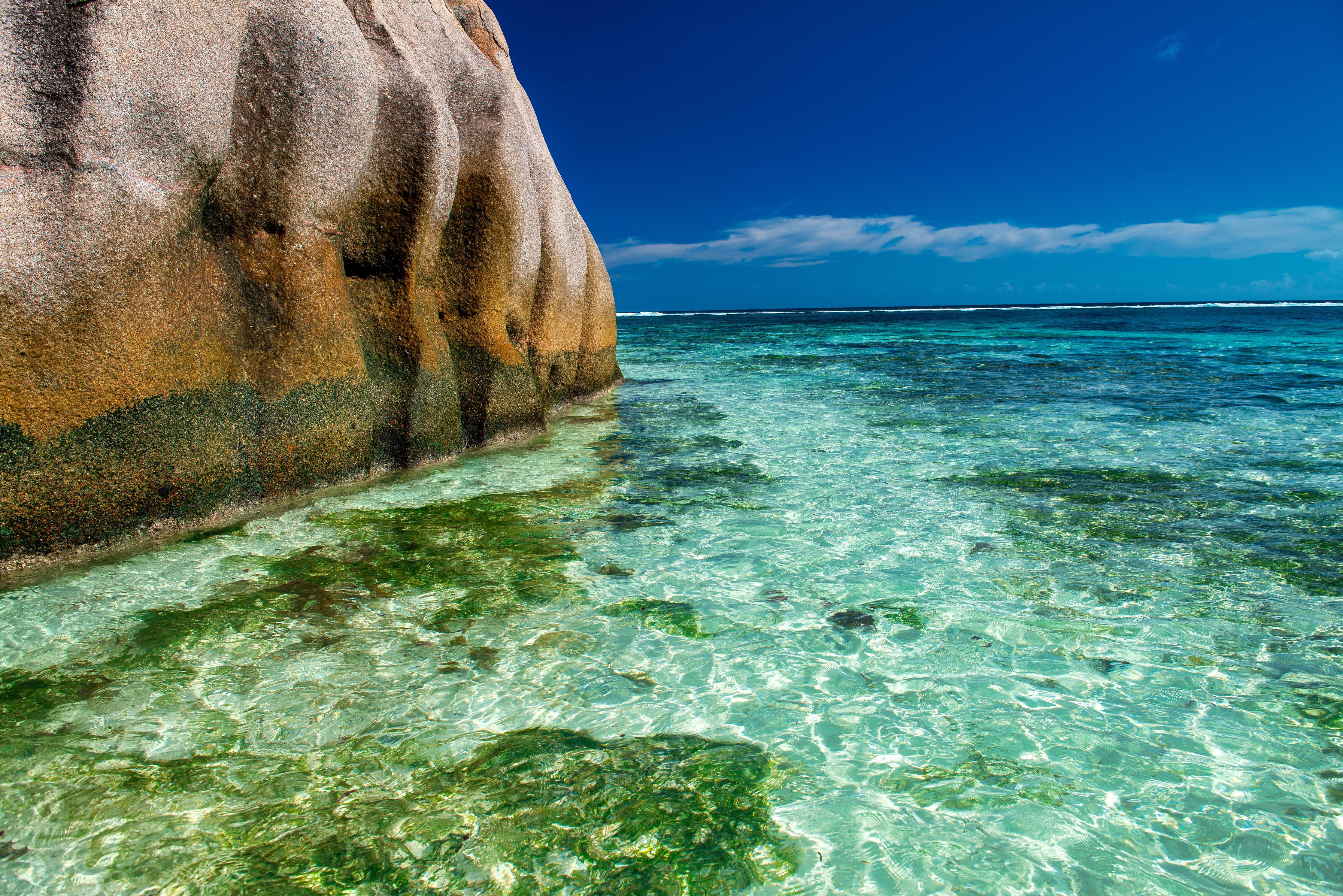 Spritzschutz-Erstaunliche Felsen am Strand Source d'Argent 