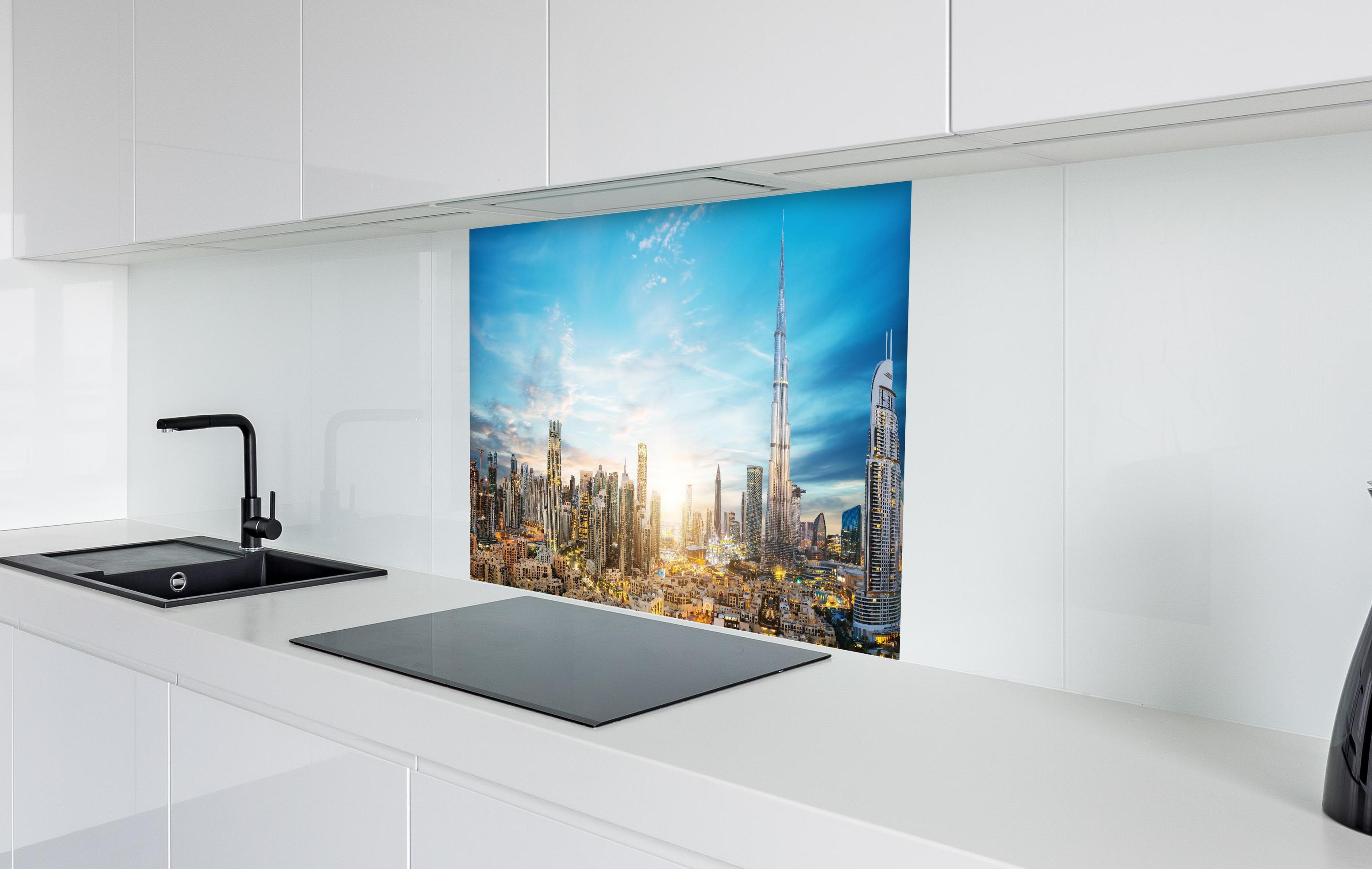 Spritzschutz - Erstaunlicher Panoramablick auf Dubai  in weißer Hochglanz-Küche hinter einem Cerankochfeld
