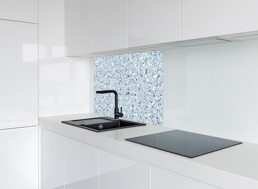 Spritzschutz - Farbige Terrazzo Stein Textur hinter modernem schwarz-matten Spülbecken in weißer Hochglanz-Küche
