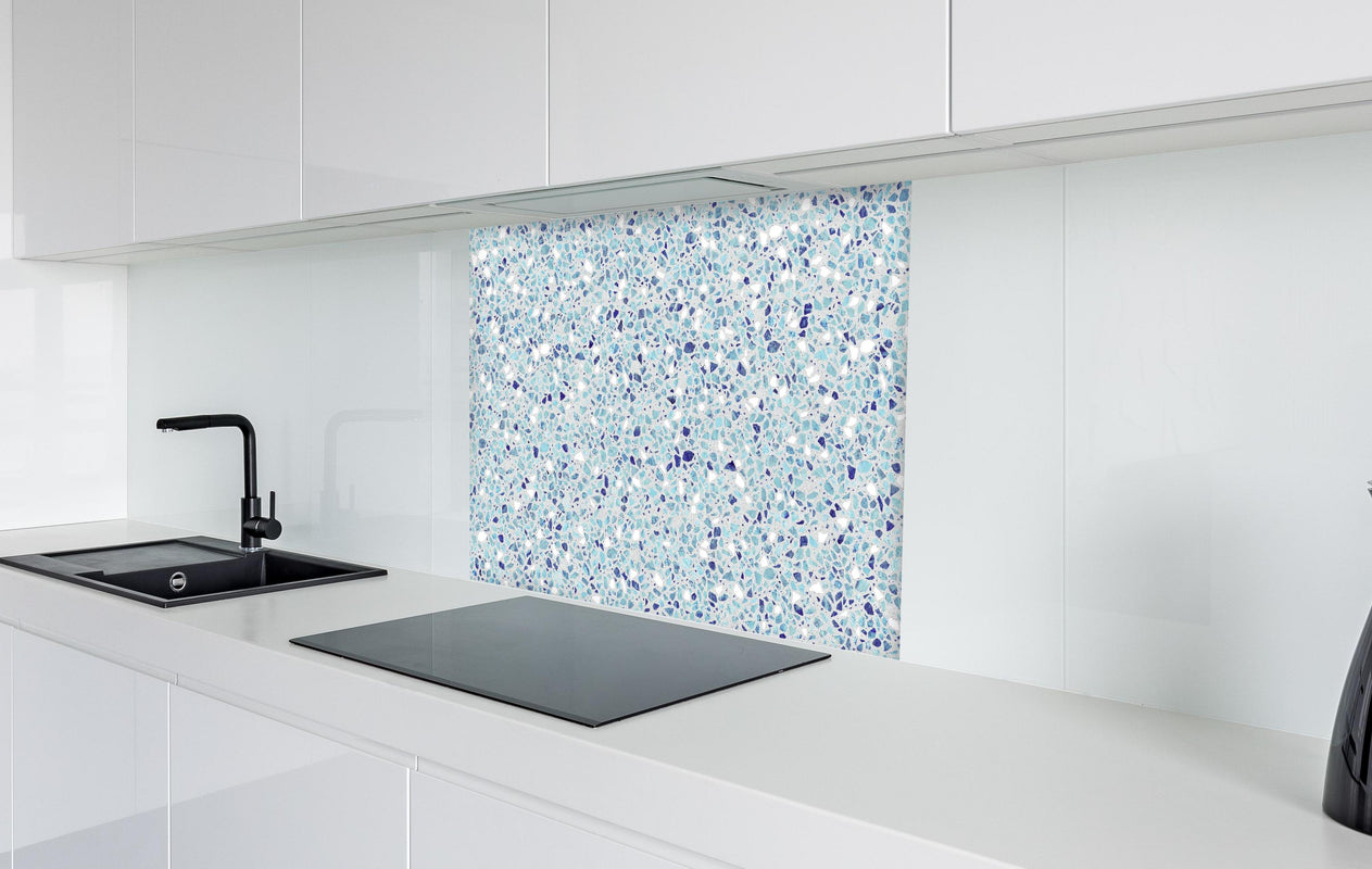 Spritzschutz - Farbige Terrazzo Stein Textur  in weißer Hochglanz-Küche hinter einem Cerankochfeld