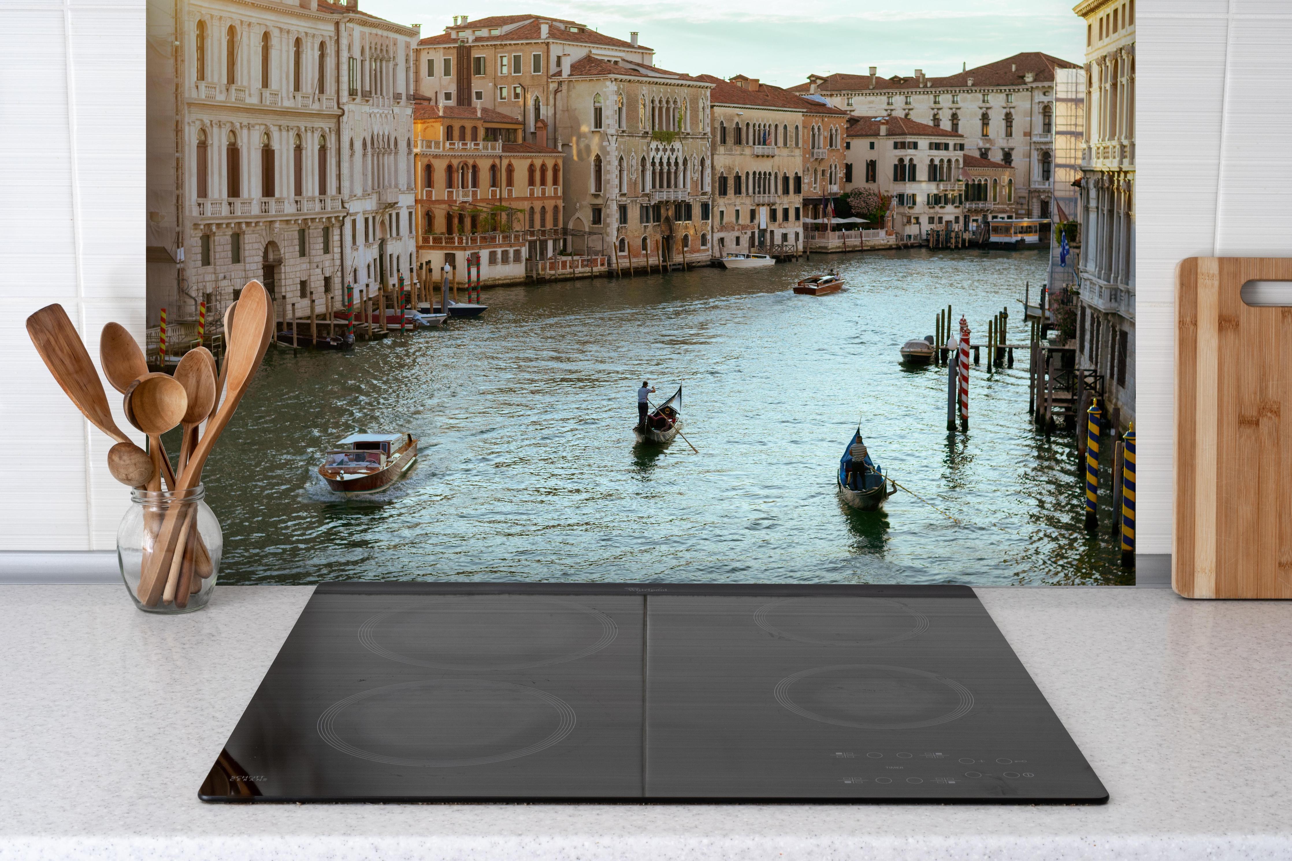 Spritzschutz - Flusslandschaft mit Gondel - Venedig hinter einem Cerankochfeld zwischen Holz-Kochutensilien
