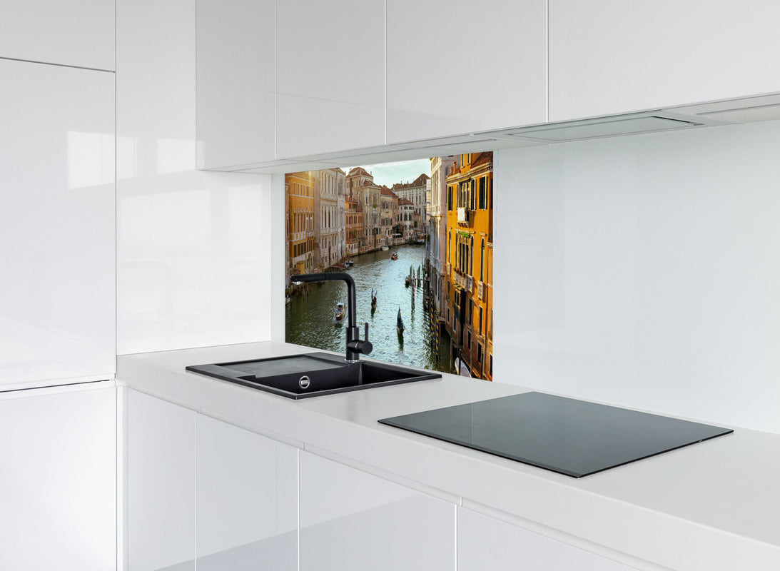 Spritzschutz - Flusslandschaft mit Gondel - Venedig hinter modernem schwarz-matten Spülbecken in weißer Hochglanz-Küche