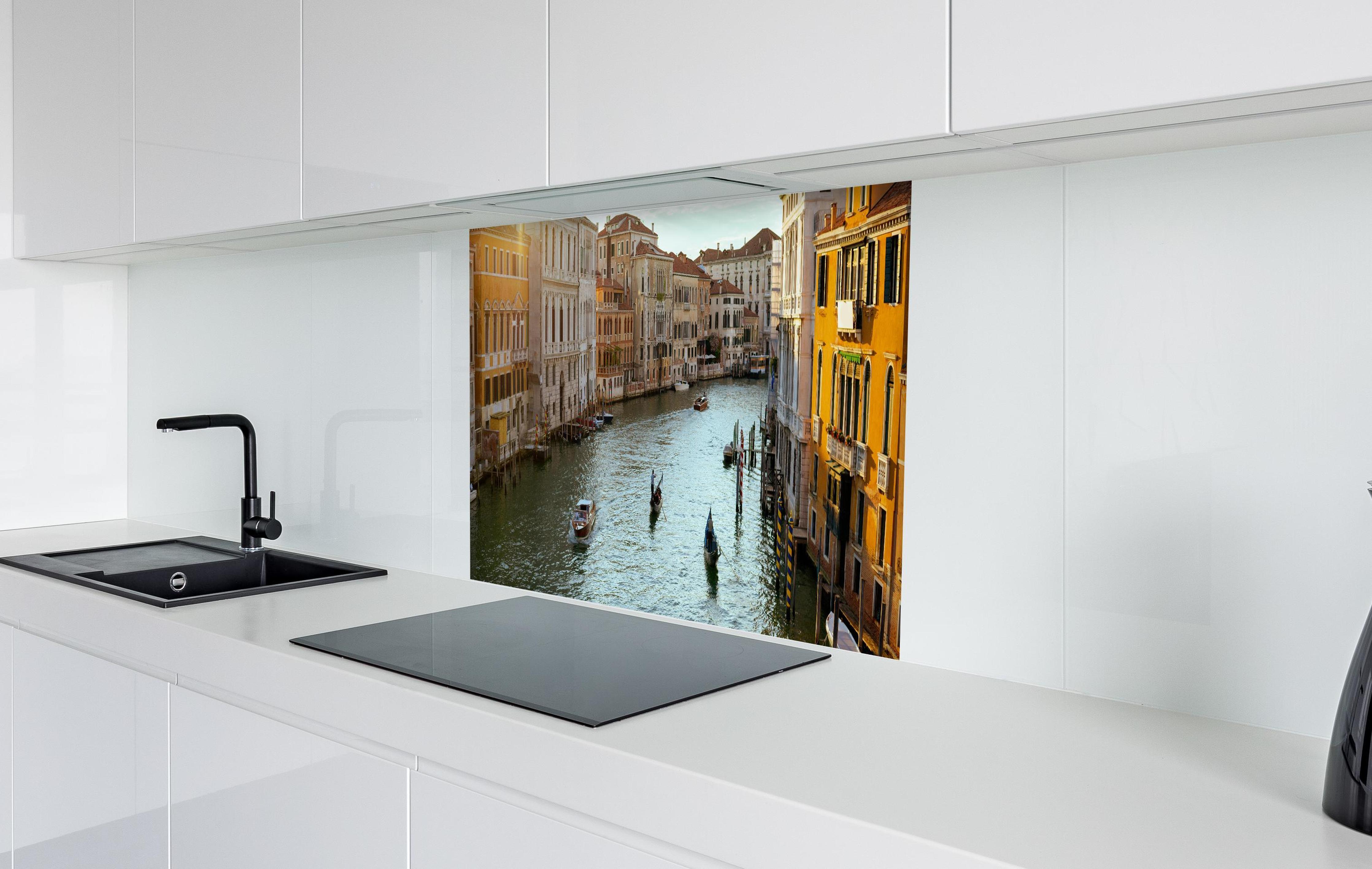 Spritzschutz - Flusslandschaft mit Gondel - Venedig  in weißer Hochglanz-Küche hinter einem Cerankochfeld