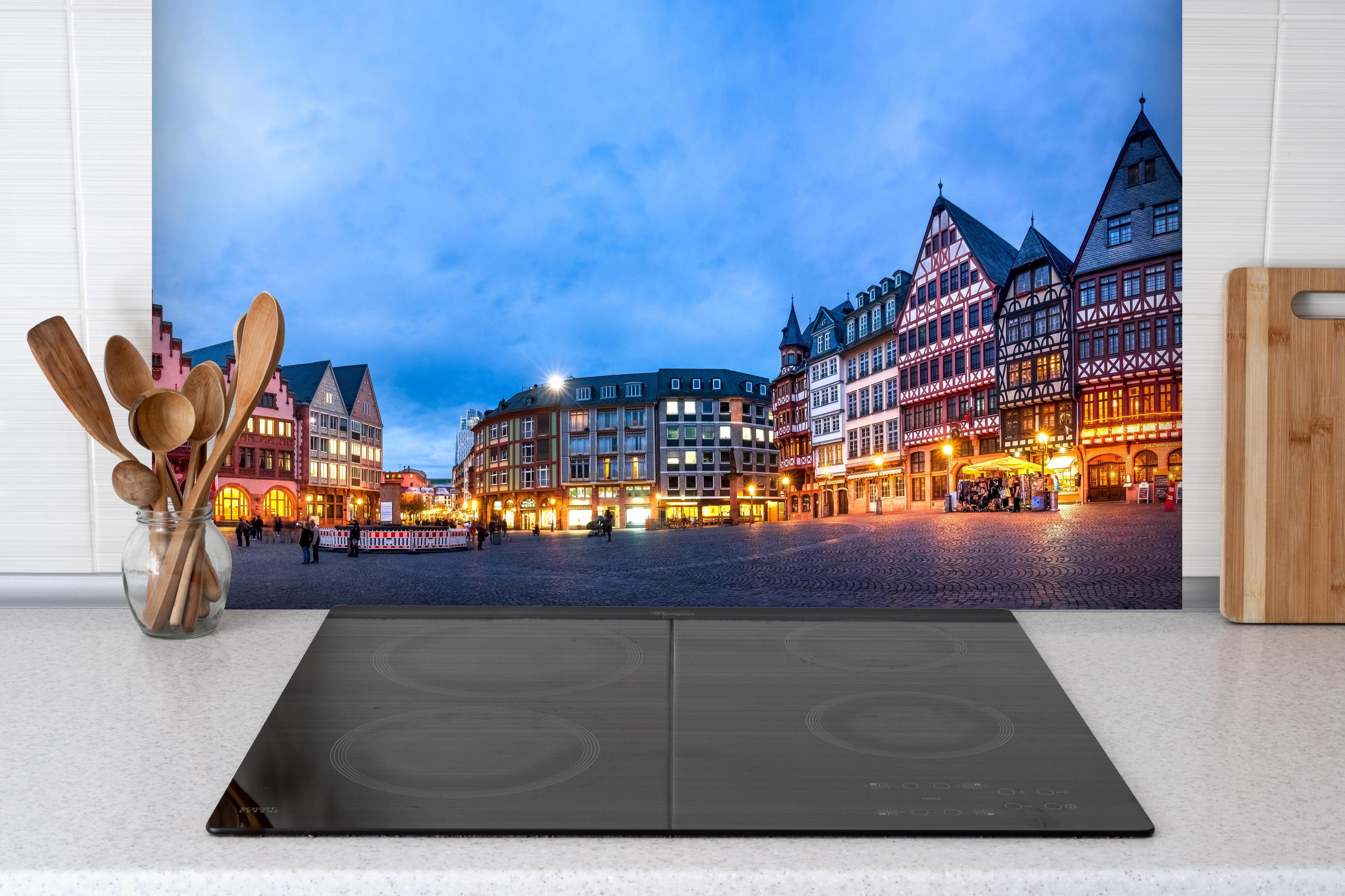 Spritzschutz - Frankfurt Römer hinter einem Cerankochfeld zwischen Holz-Kochutensilien
