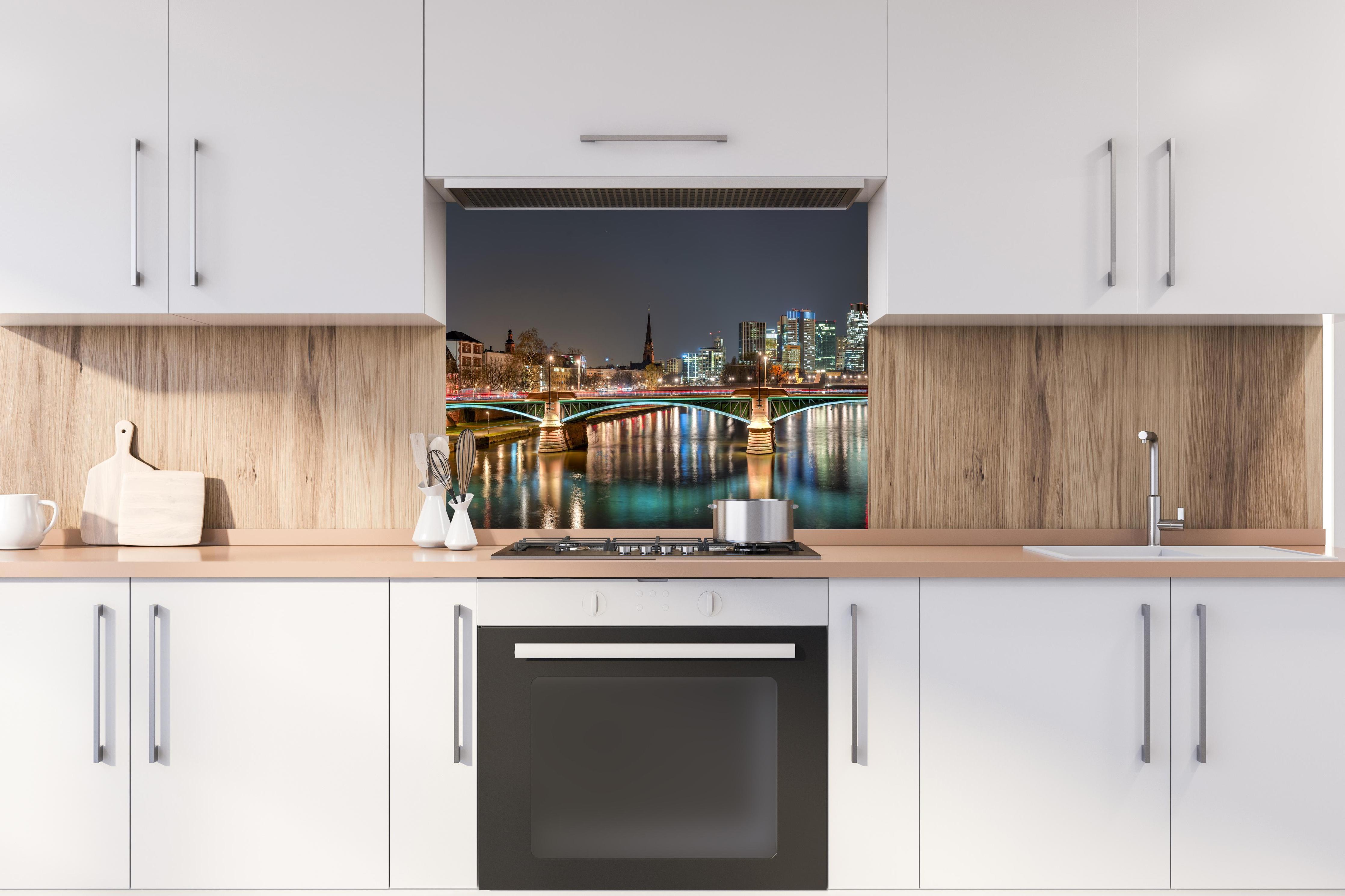 Spritzschutz - Frankfurt Skyline bei Nacht hinter stilvollem Gasherd unter Dunstabzugshaube