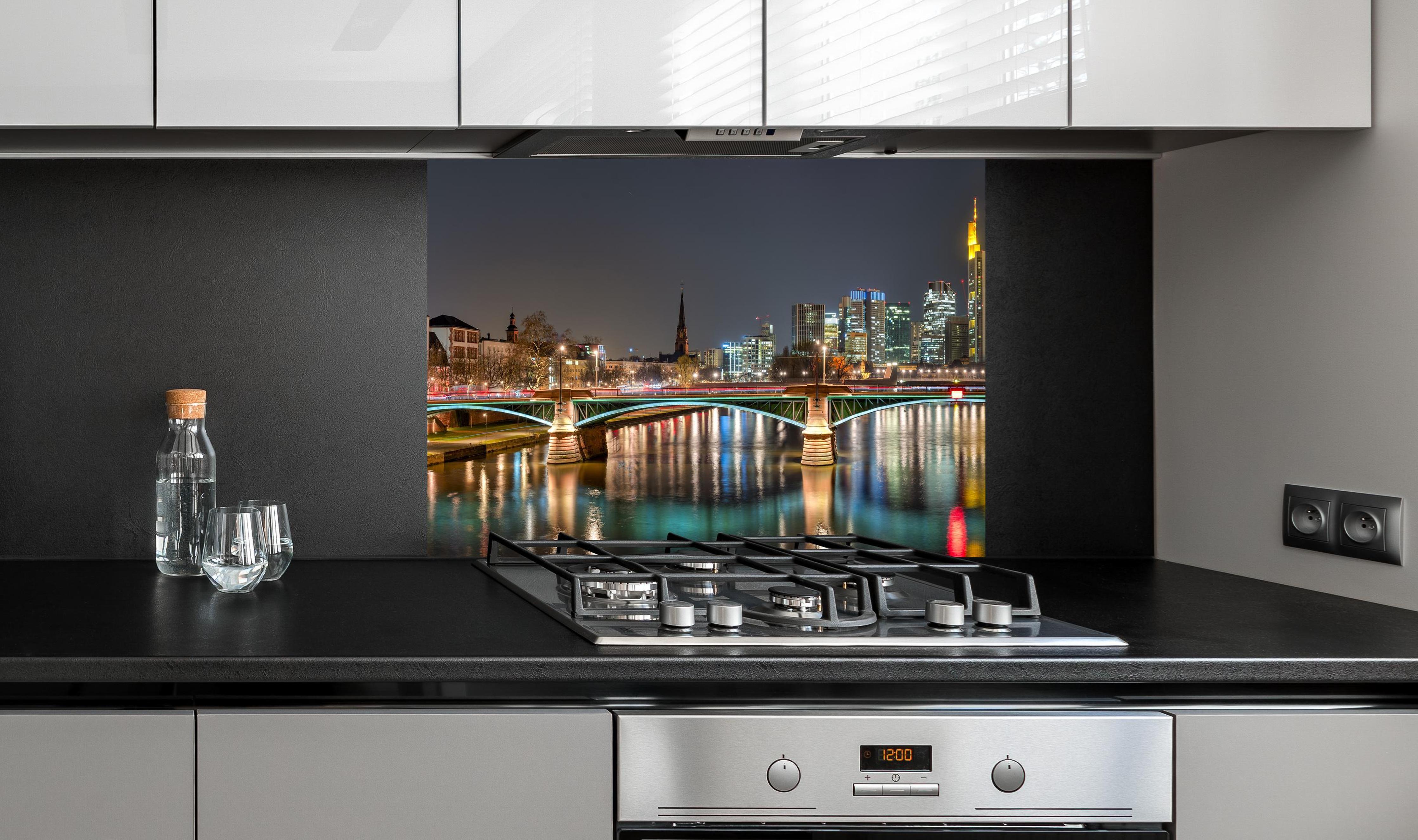Spritzschutz - Frankfurt Skyline bei Nacht an edler Anthrazit-Wand hinter silbernem Gasherd