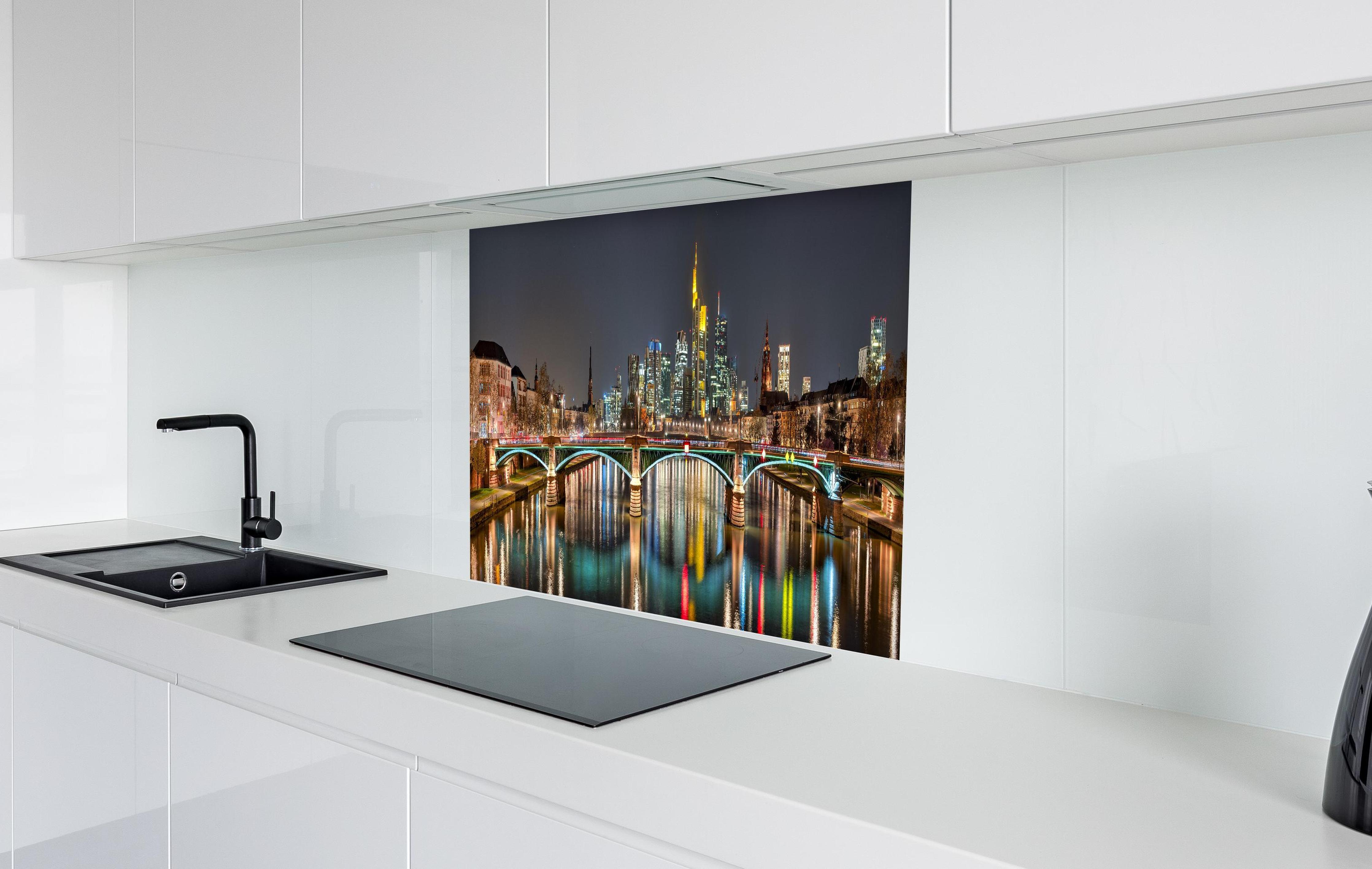 Spritzschutz - Frankfurt Skyline bei Nacht  in weißer Hochglanz-Küche hinter einem Cerankochfeld