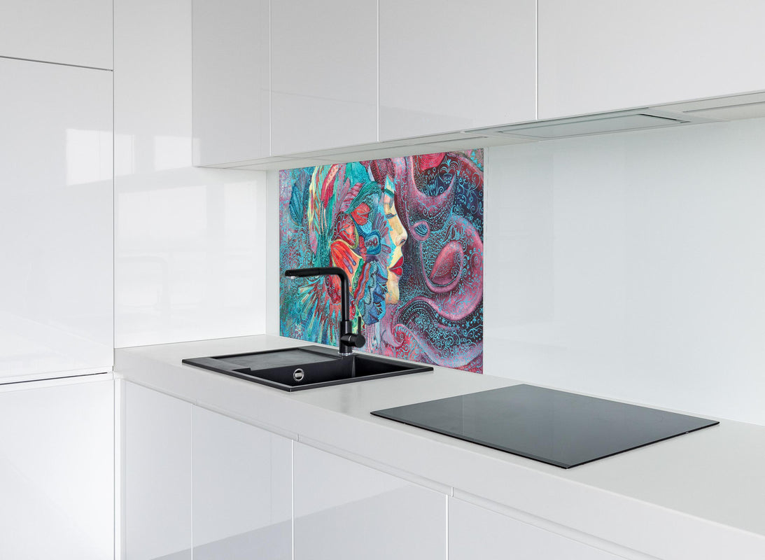 Spritzschutz - Frau Aquarellmalerei hinter modernem schwarz-matten Spülbecken in weißer Hochglanz-Küche