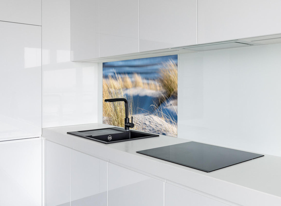 Spritzschutz - Friedlicher Strand - Nordsee hinter modernem schwarz-matten Spülbecken in weißer Hochglanz-Küche