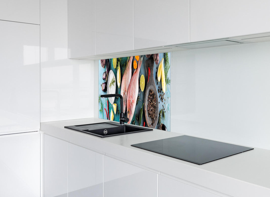 Spritzschutz - Frische Dorade hinter modernem schwarz-matten Spülbecken in weißer Hochglanz-Küche
