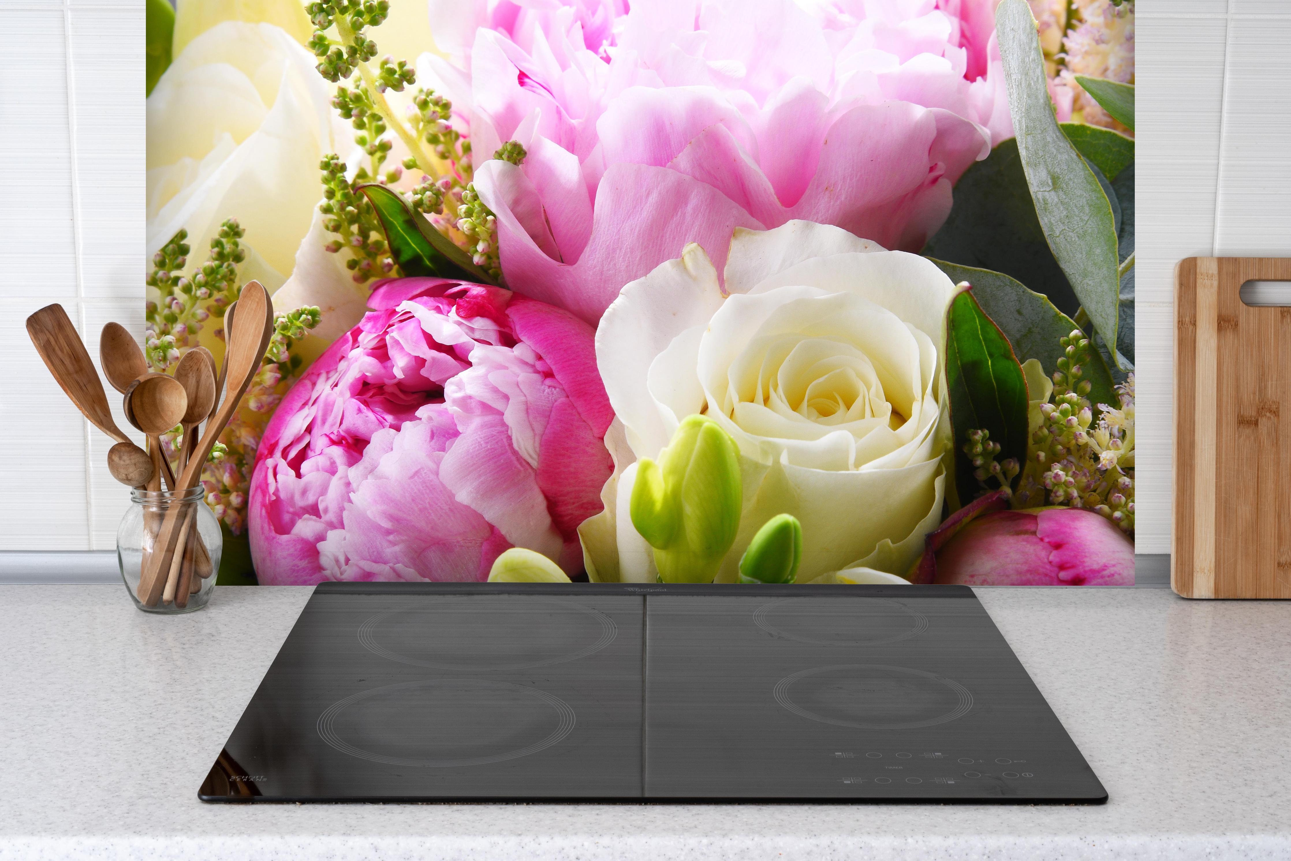 Spritzschutz - Frischer Blumenstrauß Mix hinter einem Cerankochfeld zwischen Holz-Kochutensilien
