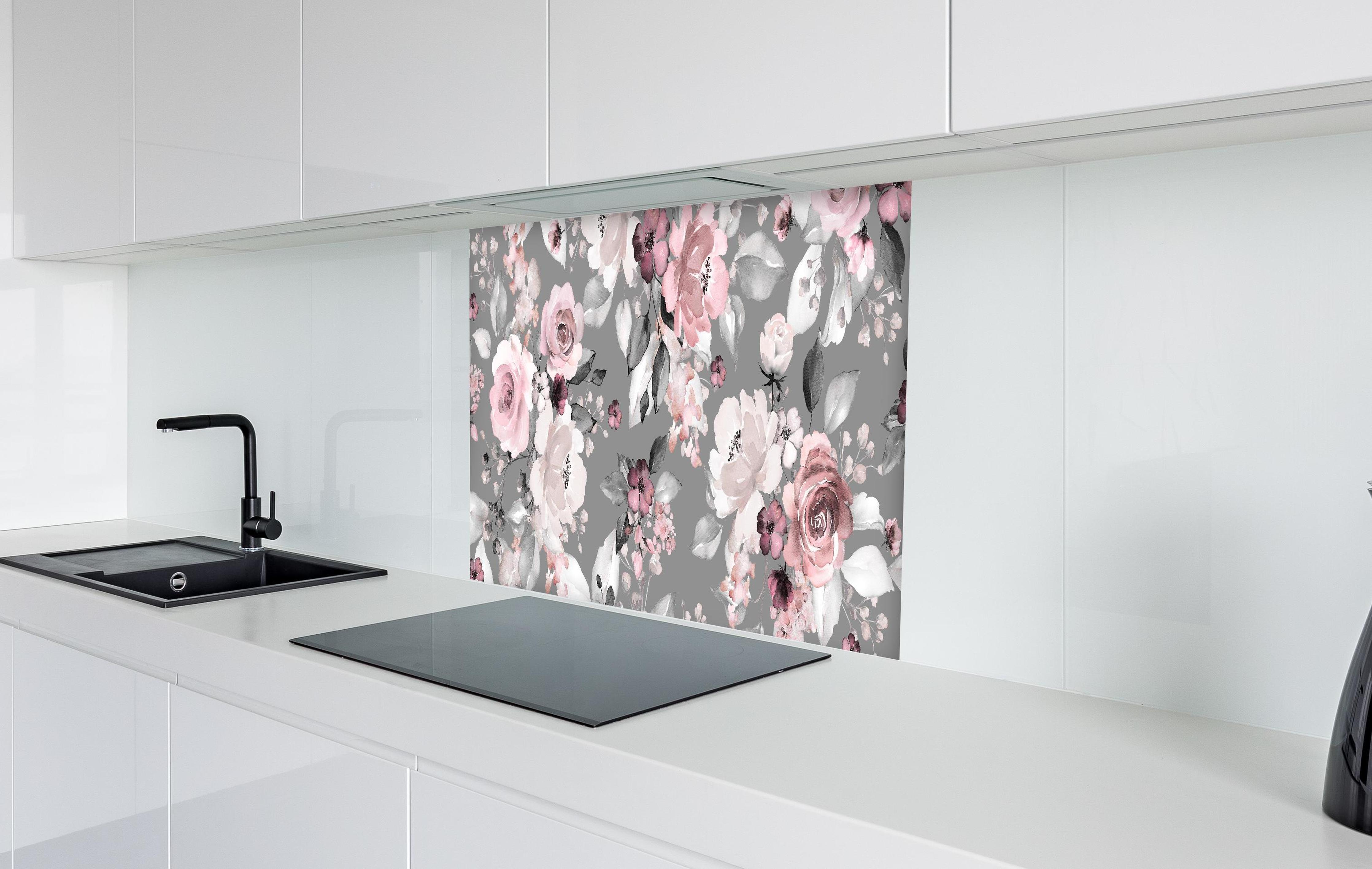 Spritzschutz - Frühlingsblumen im Tapeten-Stil  in weißer Hochglanz-Küche hinter einem Cerankochfeld