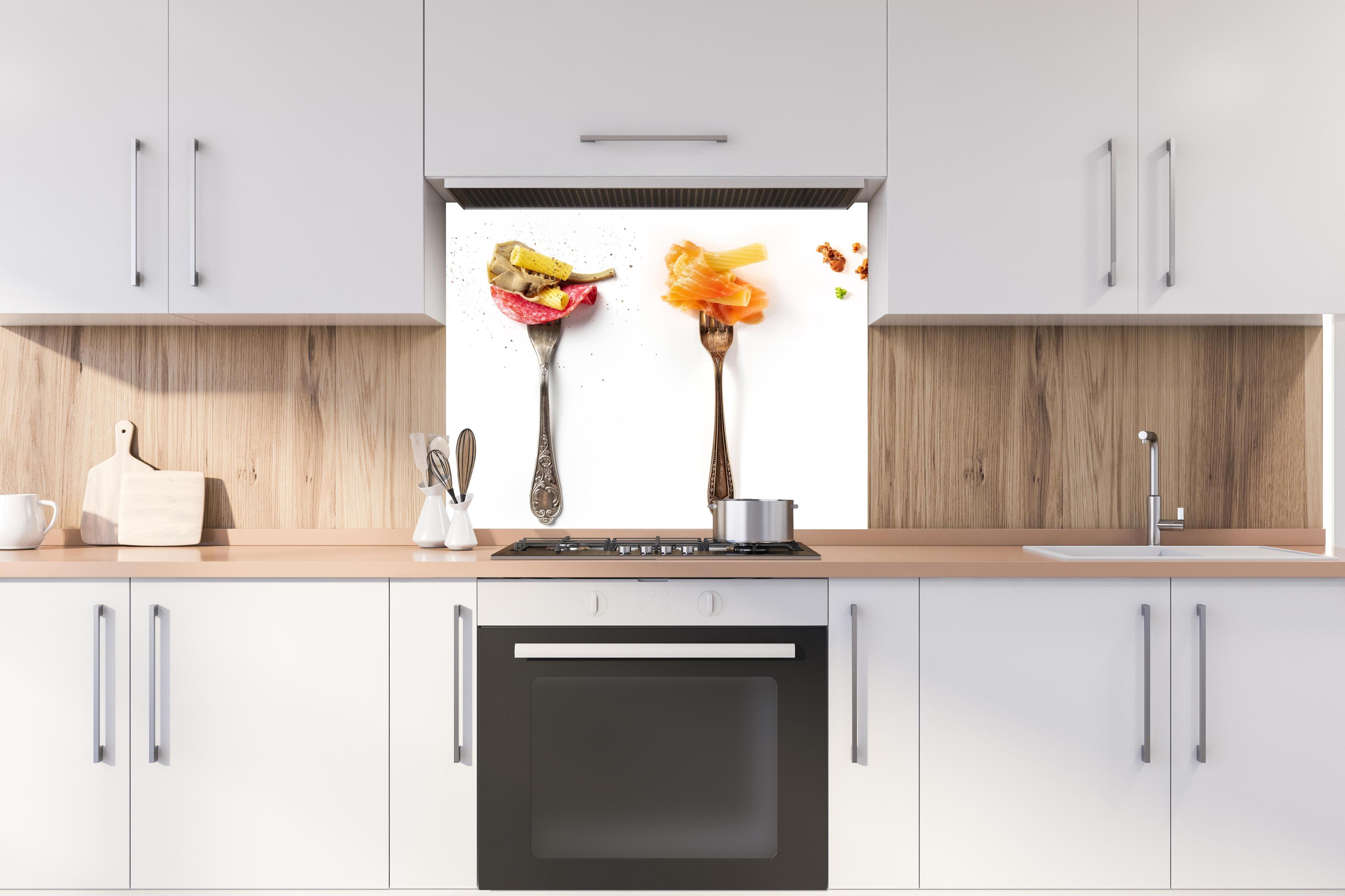 Spritzschutz - Gabeln mit Italienischer Pasta Essen hinter stilvollem Gasherd unter Dunstabzugshaube