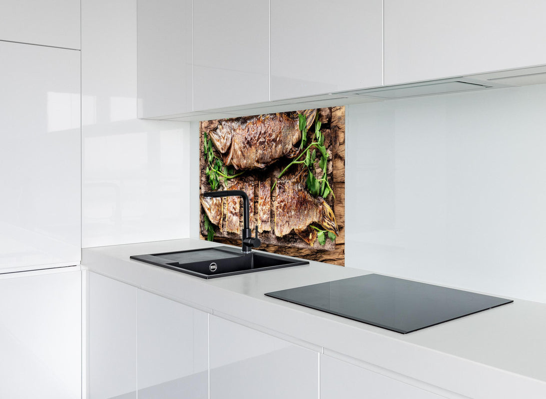 Spritzschutz - Gebackener Fisch - Hecht hinter modernem schwarz-matten Spülbecken in weißer Hochglanz-Küche