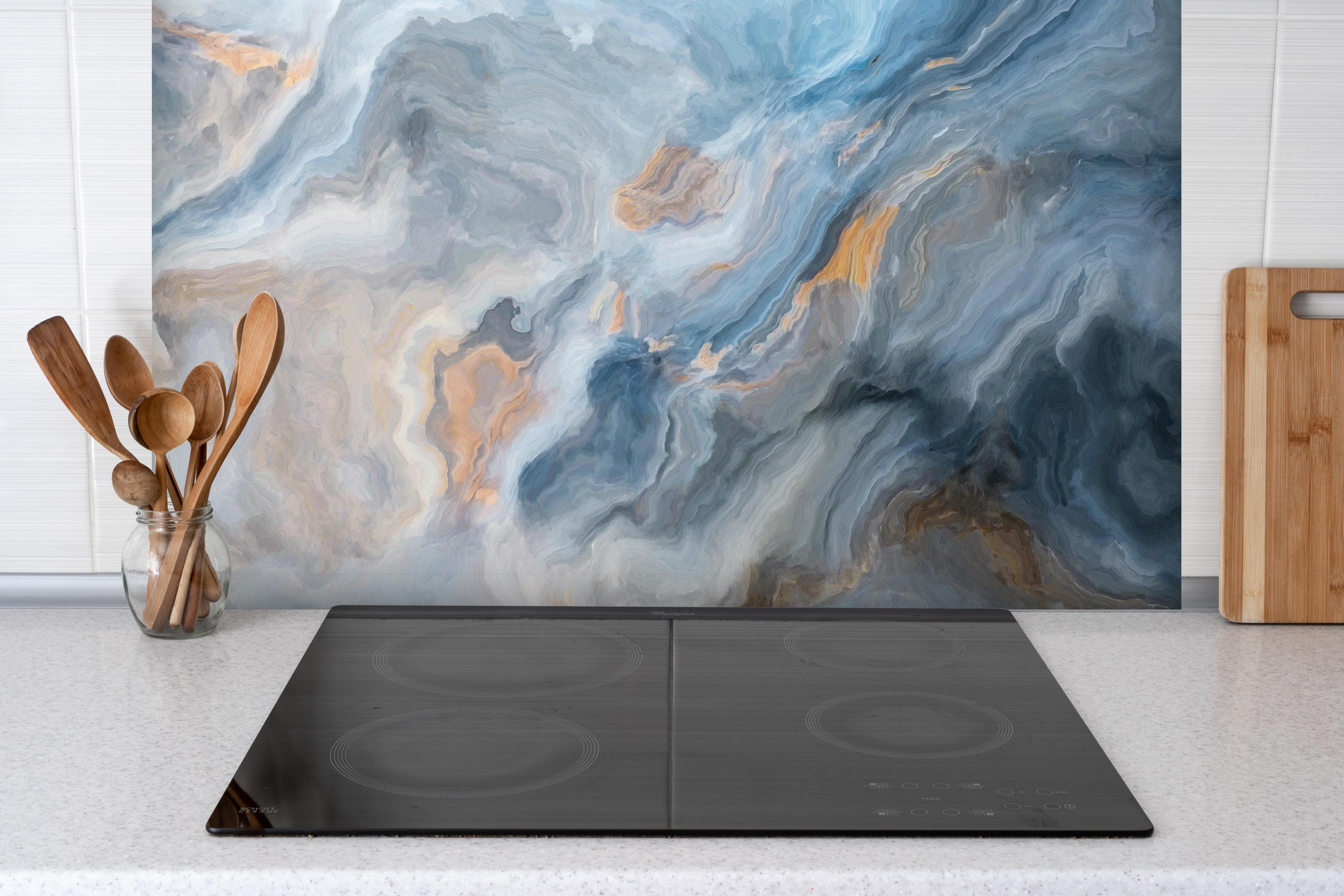 Spritzschutz - Gemalter bläulicher Marmor hinter einem Cerankochfeld zwischen Holz-Kochutensilien
