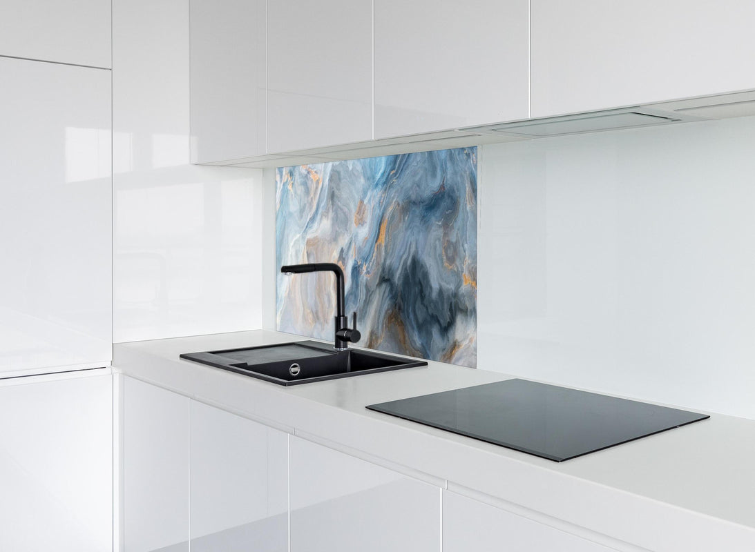 Spritzschutz - Gemalter bläulicher Marmor hinter modernem schwarz-matten Spülbecken in weißer Hochglanz-Küche