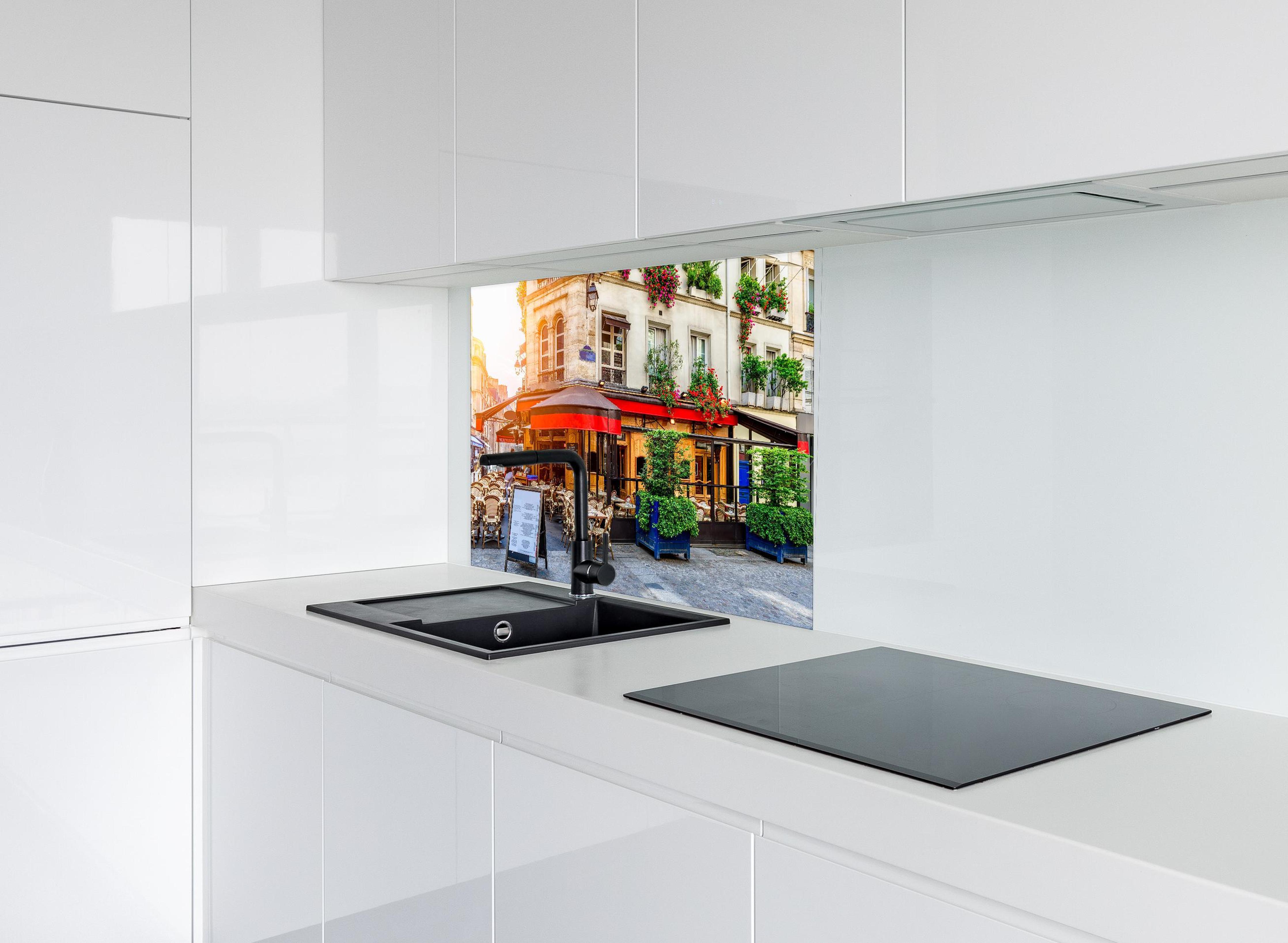 Spritzschutz - Gemütliche Straße mit Tischen eines Cafés in Paris hinter modernem schwarz-matten Spülbecken in weißer Hochglanz-Küche
