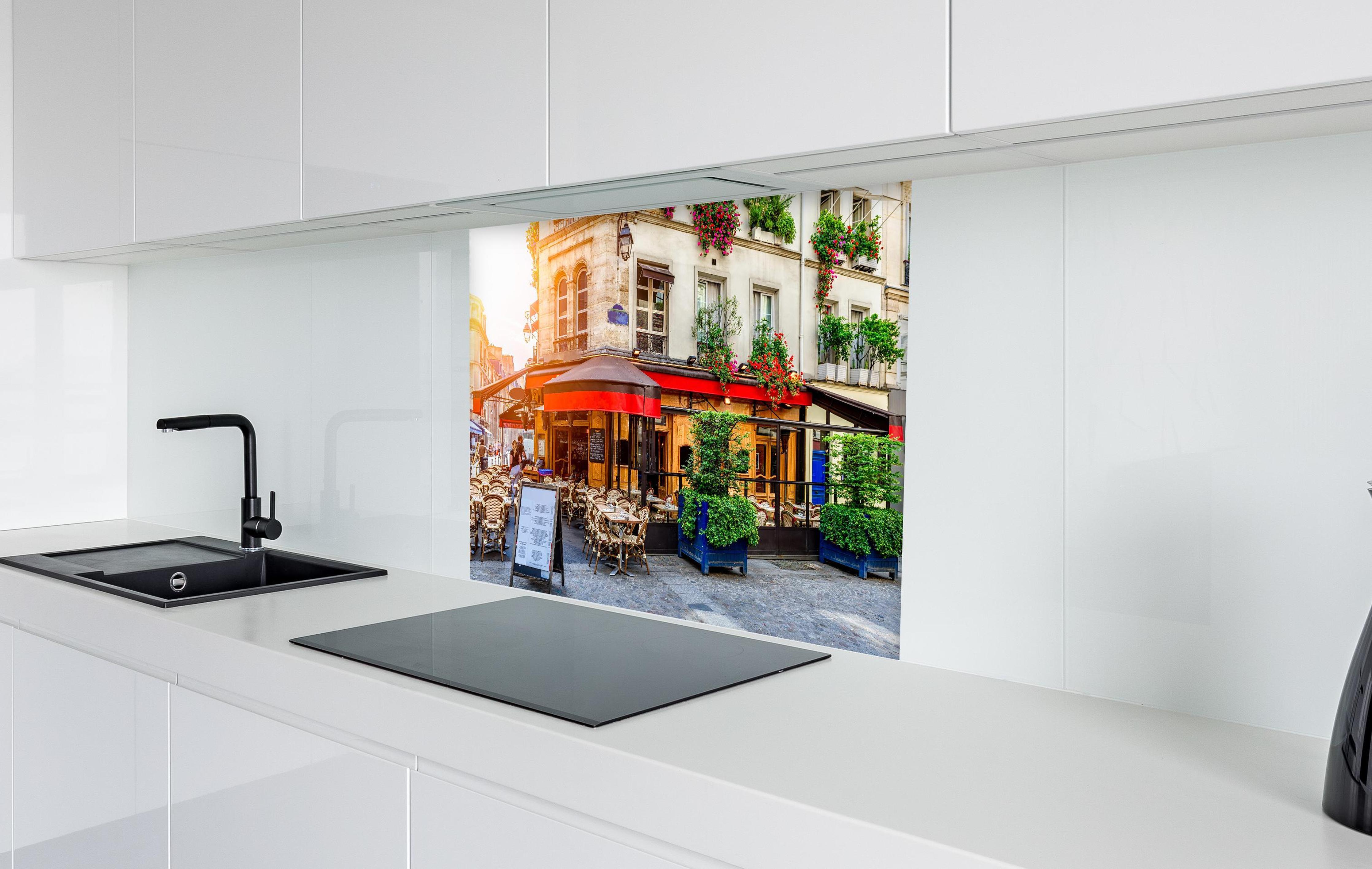 Spritzschutz - Gemütliche Straße mit Tischen eines Cafés in Paris  in weißer Hochglanz-Küche hinter einem Cerankochfeld