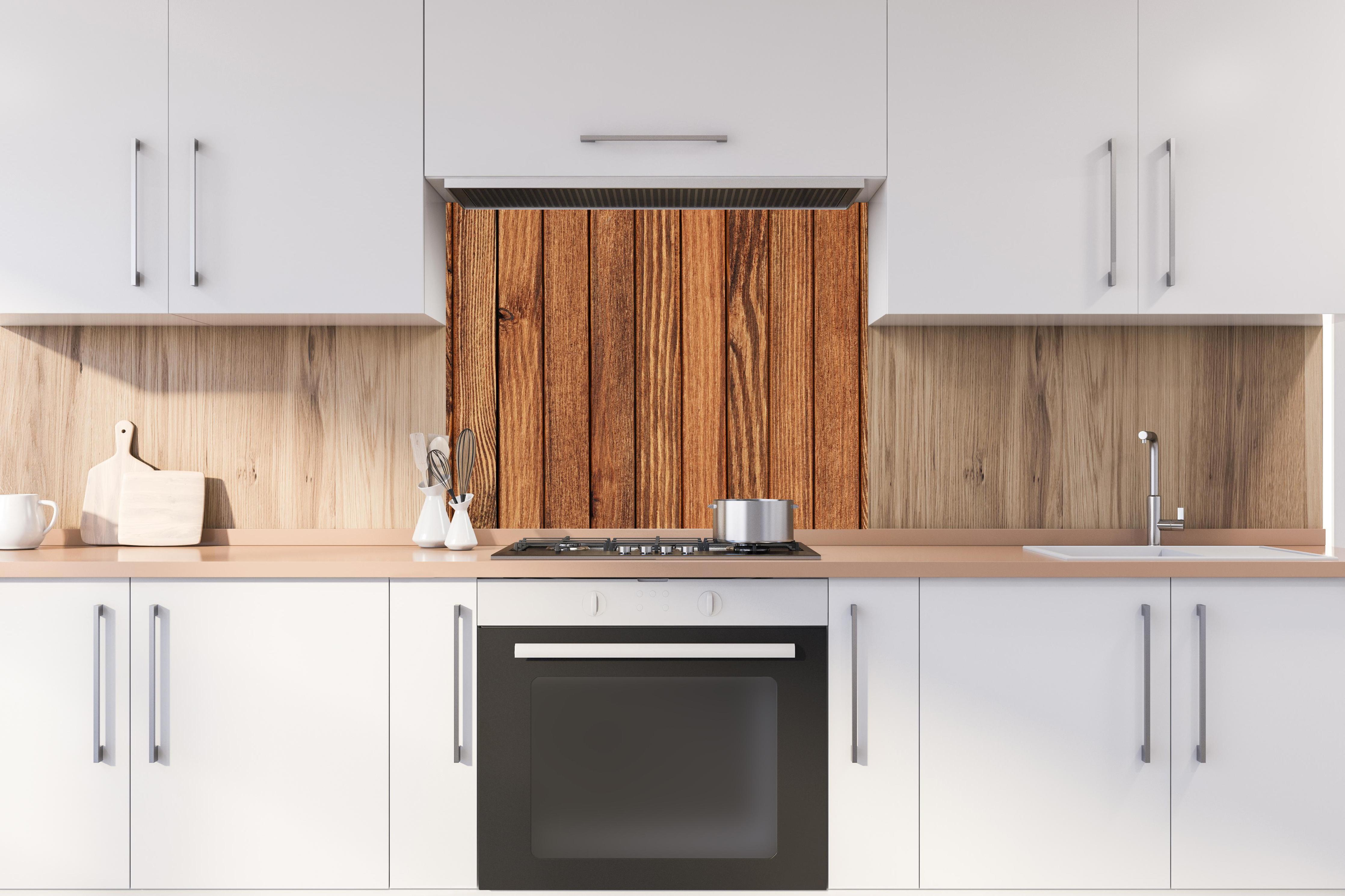 Spritzschutz - Gestreifte natürliche Holzbretter hinter stilvollem Gasherd unter Dunstabzugshaube