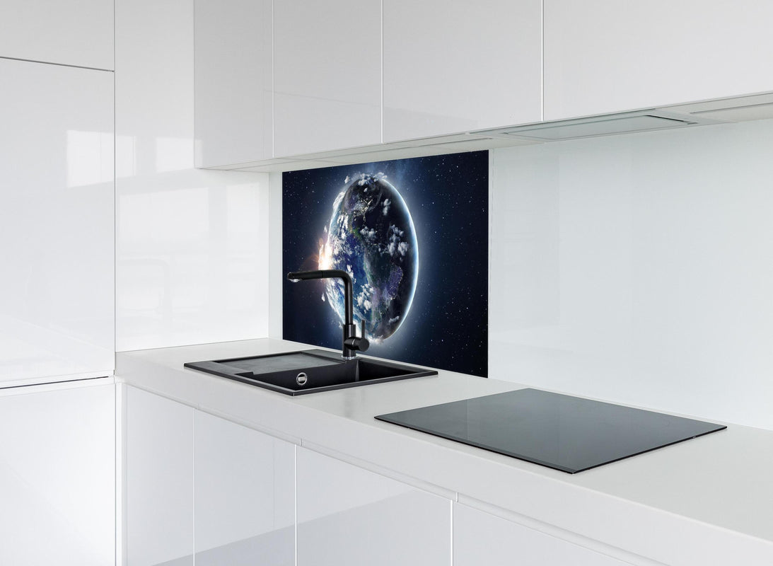 Spritzschutz - Globus Ansicht aus dem Weltall hinter modernem schwarz-matten Spülbecken in weißer Hochglanz-Küche