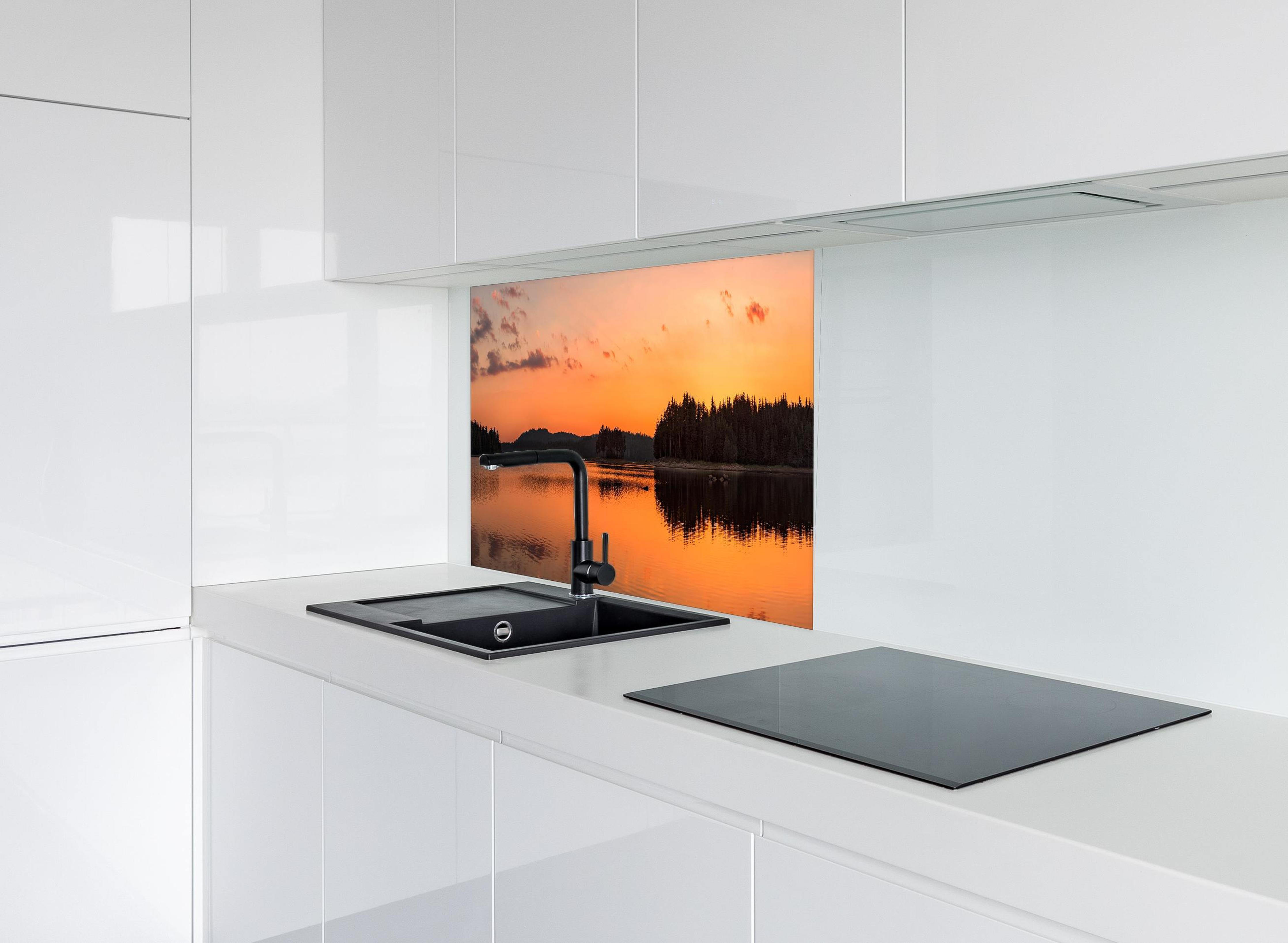 Spritzschutz - Goldener See - Bulgarien hinter modernem schwarz-matten Spülbecken in weißer Hochglanz-Küche