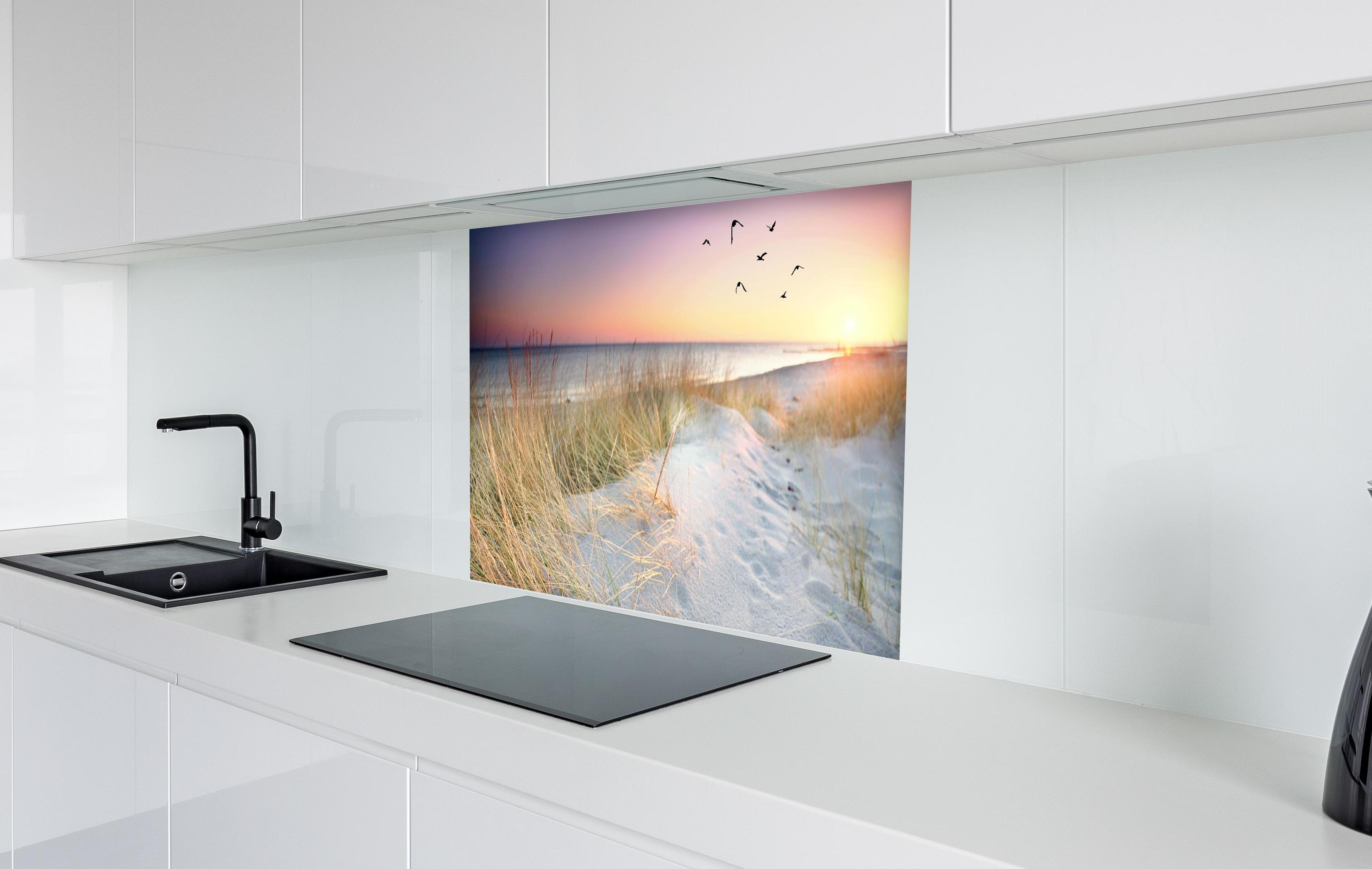 Spritzschutz - Goldenes Sonnenlicht an der Ostsee  in weißer Hochglanz-Küche hinter einem Cerankochfeld