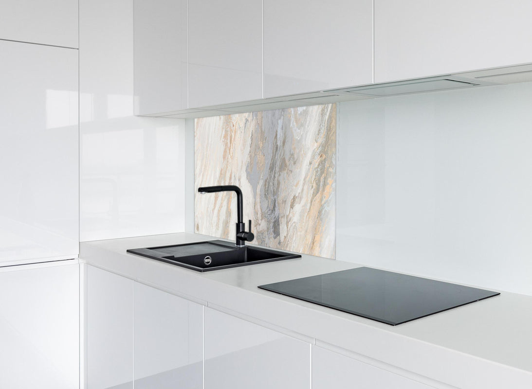 Spritzschutz - Gräulich-beiger matter Marmor hinter modernem schwarz-matten Spülbecken in weißer Hochglanz-Küche