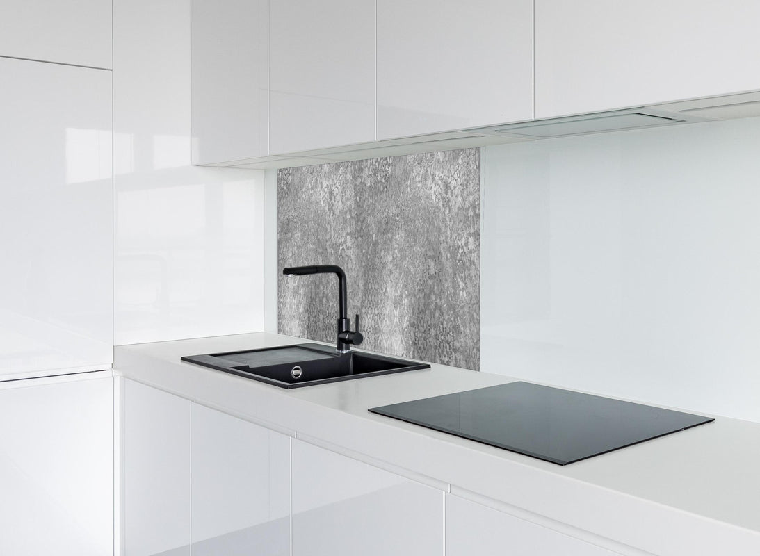 Spritzschutz - Gräuliche Patchwork Fliesen hinter modernem schwarz-matten Spülbecken in weißer Hochglanz-Küche