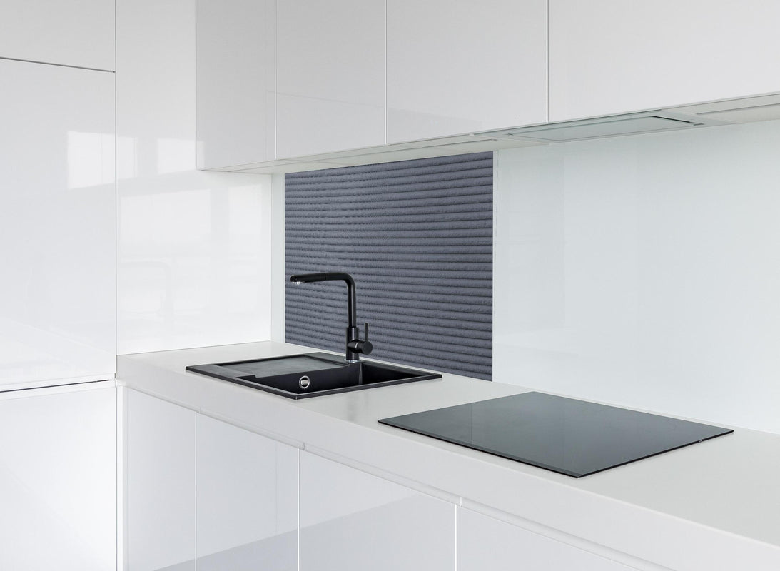 Spritzschutz - Gräulicher genähter Stoff  hinter modernem schwarz-matten Spülbecken in weißer Hochglanz-Küche