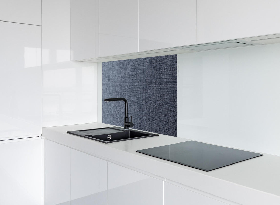 Spritzschutz - Gräulicher gewebter Stoff  hinter modernem schwarz-matten Spülbecken in weißer Hochglanz-Küche