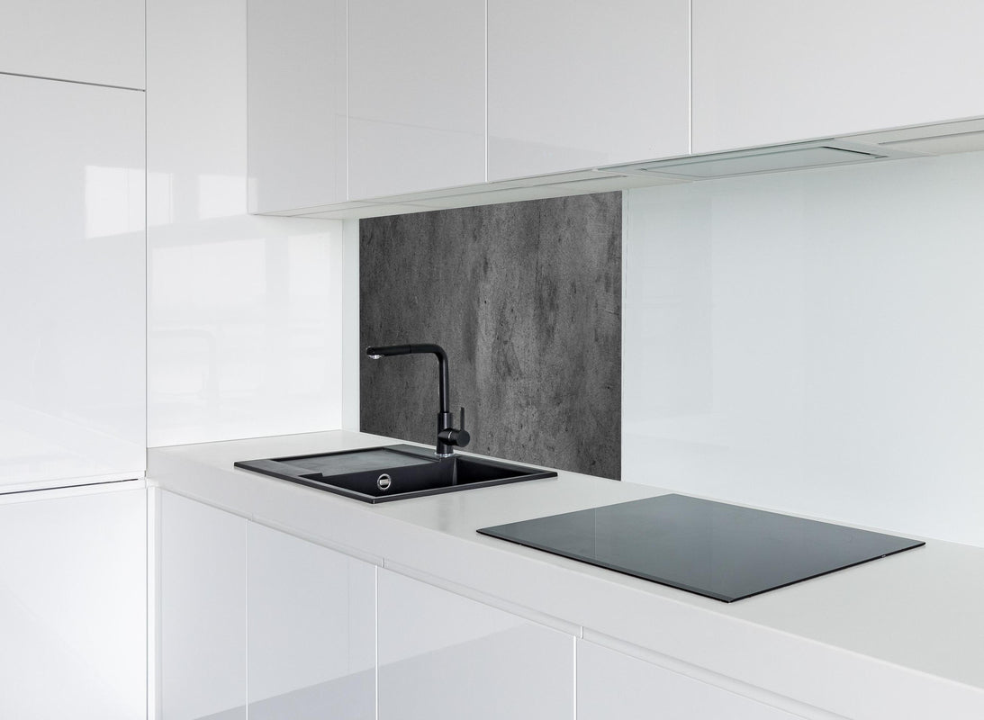 Spritzschutz - Gräulicher rauer Beton - Dunkel hinter modernem schwarz-matten Spülbecken in weißer Hochglanz-Küche