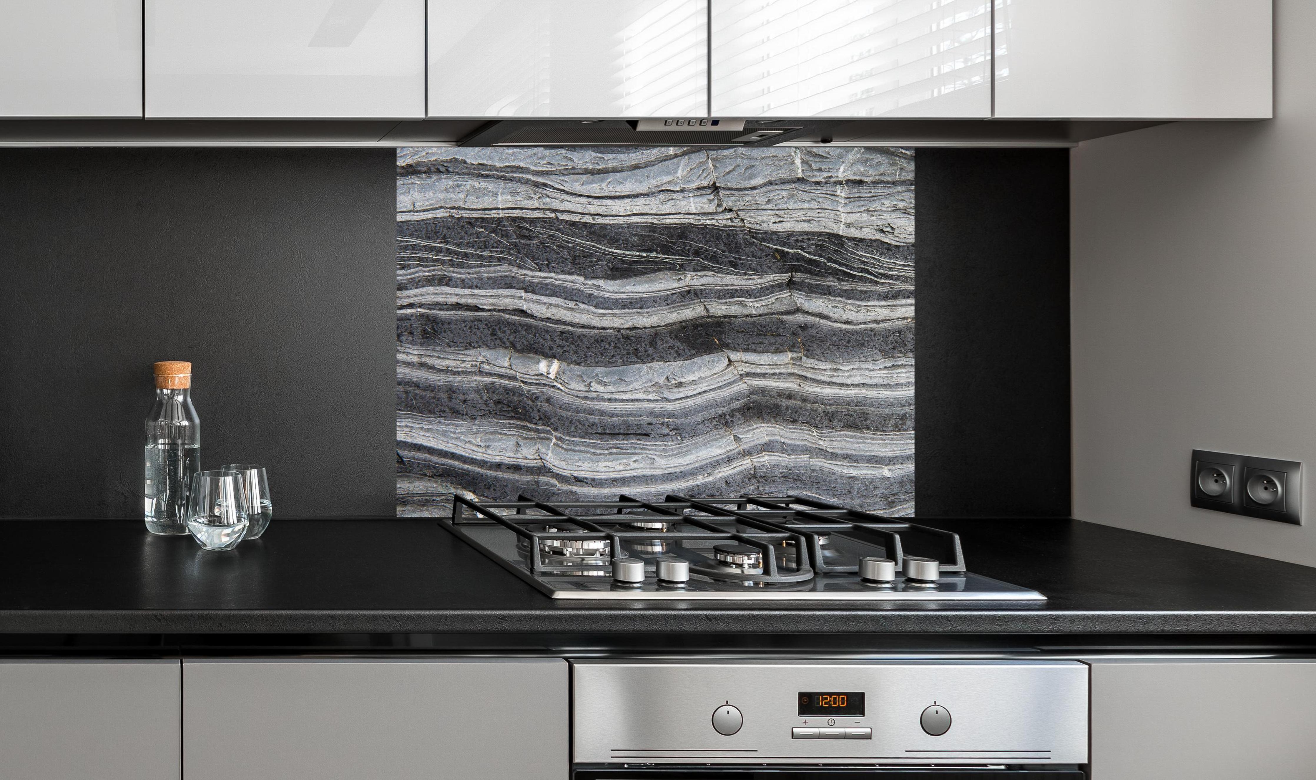 Spritzschutz - Gräulicher rissiger Schiefer an edler Anthrazit-Wand hinter silbernem Gasherd