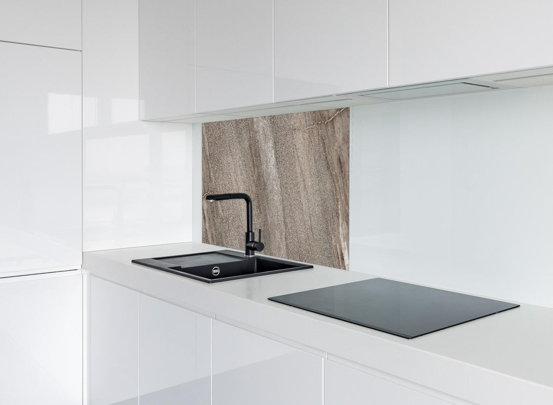 Spritzschutz - Gräulicher rissiger Tonstein hinter modernem schwarz-matten Spülbecken in weißer Hochglanz-Küche