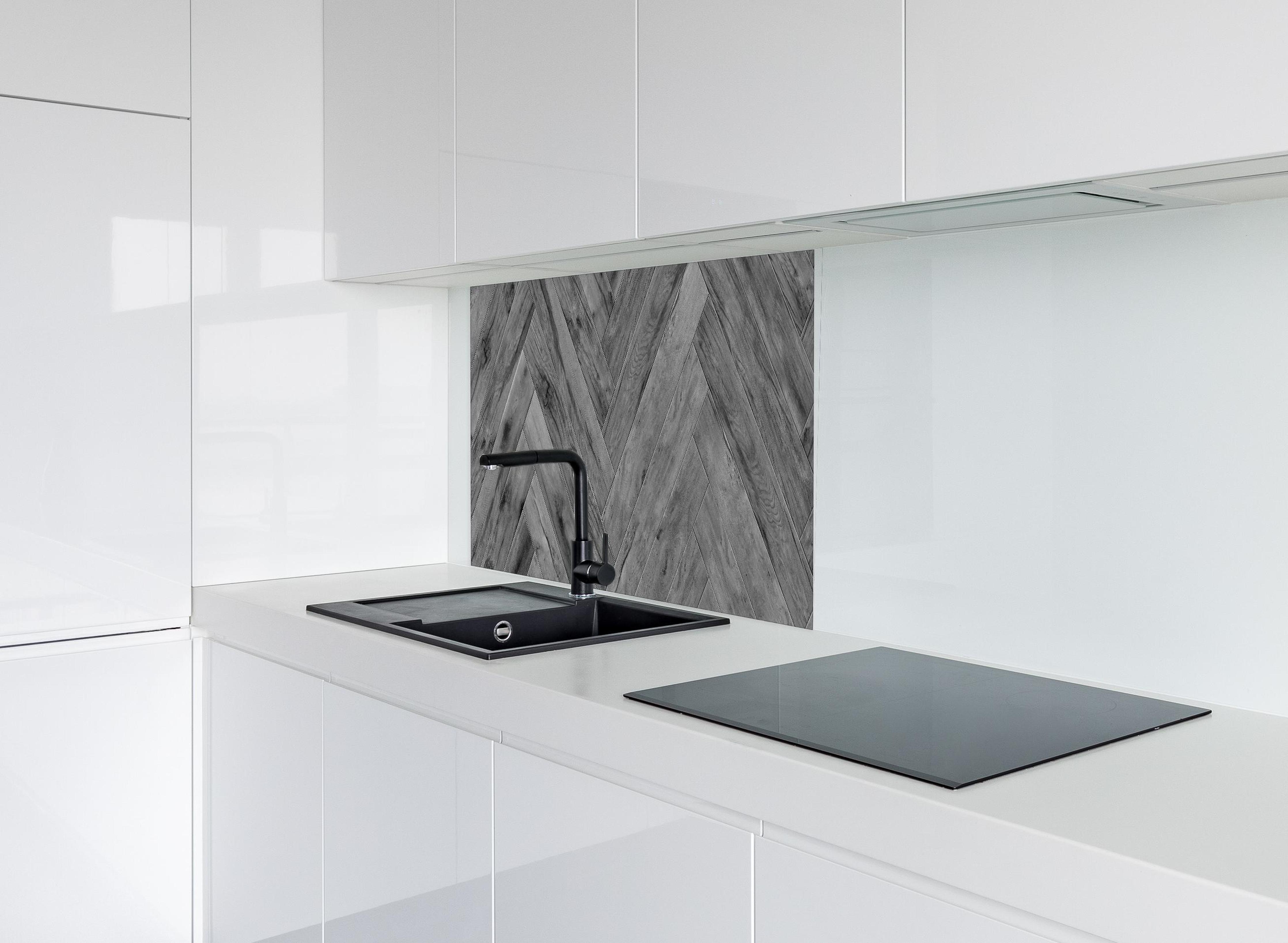 Spritzschutz - Gräuliches Holzparkett mit Fischgrätenmuster hinter modernem schwarz-matten Spülbecken in weißer Hochglanz-Küche