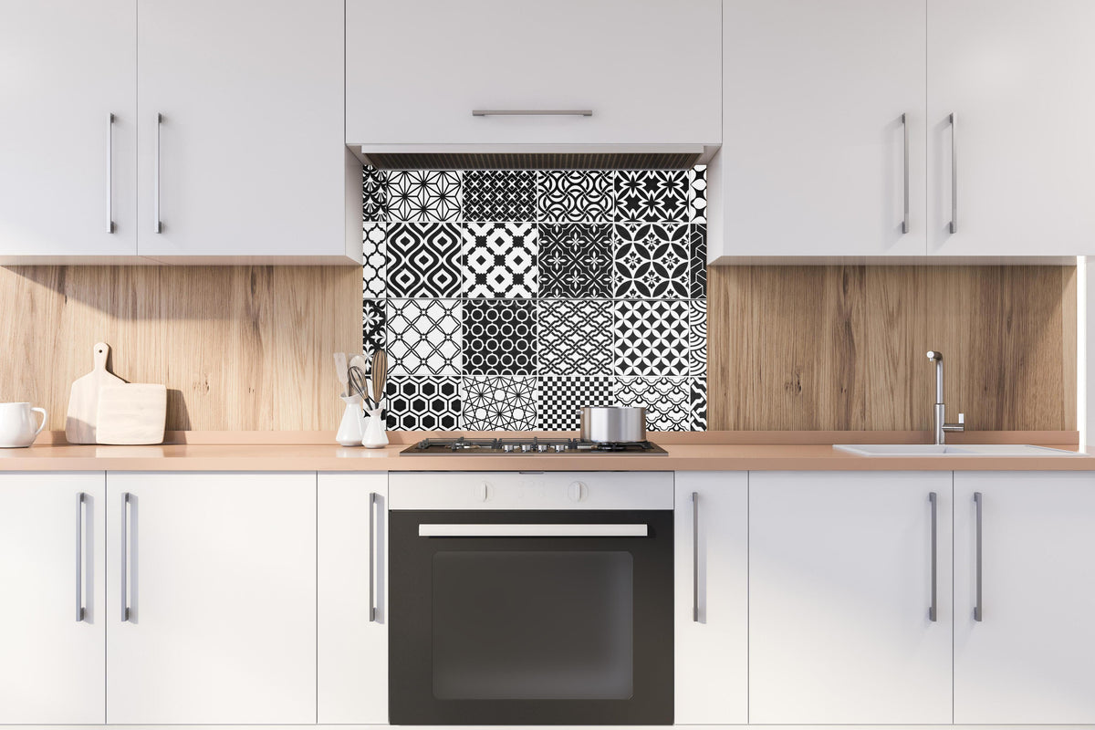 Spritzschutz - Grau-Weiß geometrisch Mosaik hinter stilvollem Gasherd unter Dunstabzugshaube