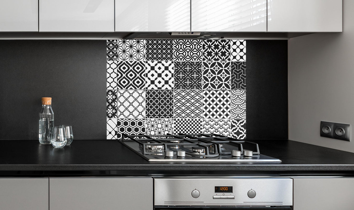 Spritzschutz - Grau-Weiß geometrisch Mosaik an edler Anthrazit-Wand hinter silbernem Gasherd