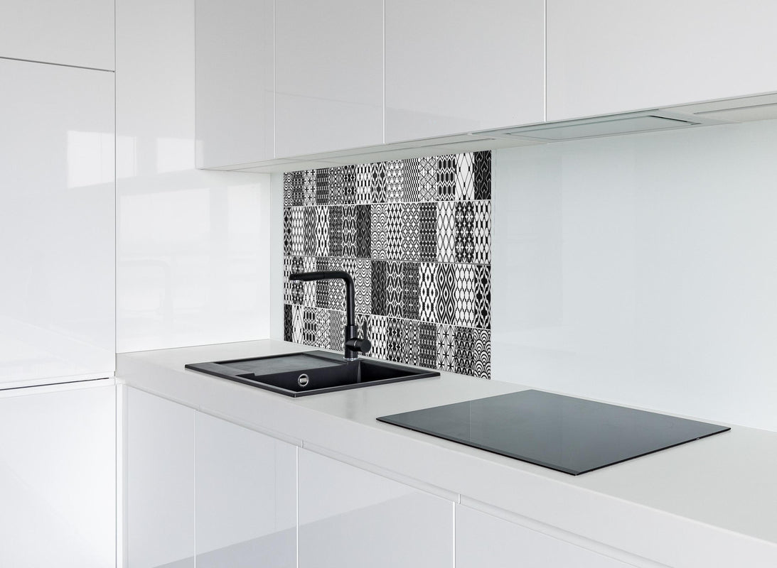 Spritzschutz - Grau-Weiß geometrisch Mosaik hinter modernem schwarz-matten Spülbecken in weißer Hochglanz-Küche
