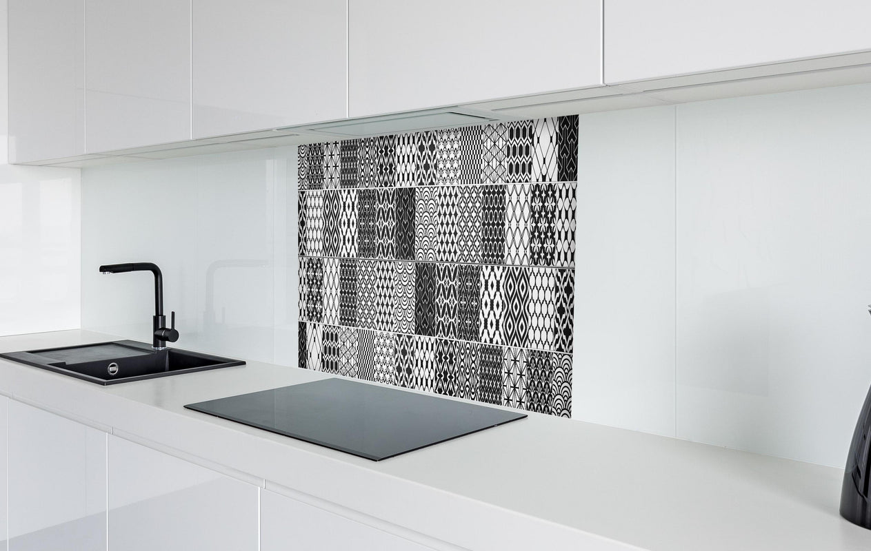 Spritzschutz - Grau-Weiß geometrisch Mosaik  in weißer Hochglanz-Küche hinter einem Cerankochfeld