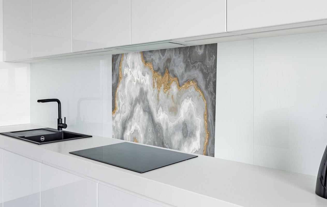 Spritzschutz - Grau-weißes Marmormuster  in weißer Hochglanz-Küche hinter einem Cerankochfeld
