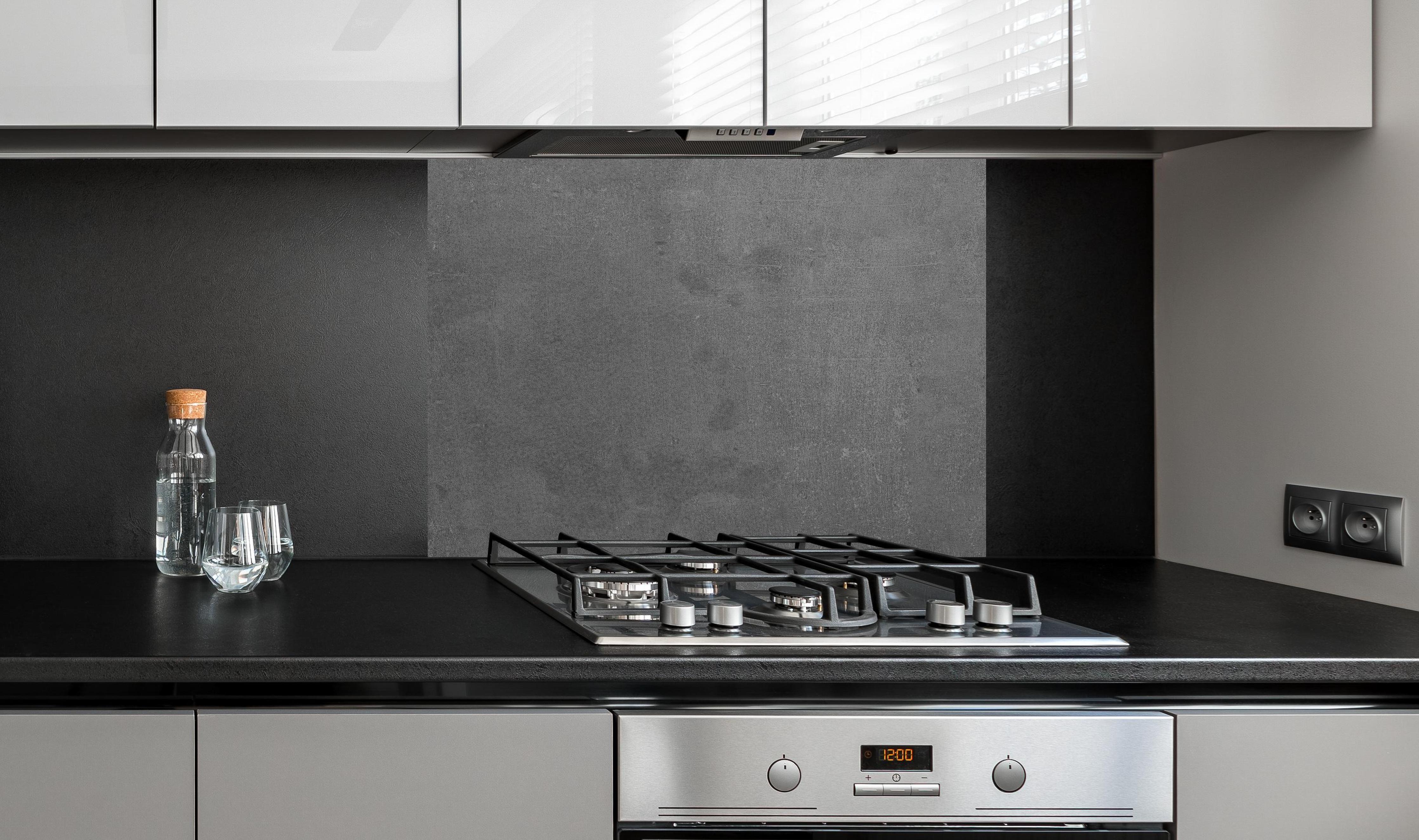 Spritzschutz - Graue Anthrazite Beton Textur an edler Anthrazit-Wand hinter silbernem Gasherd