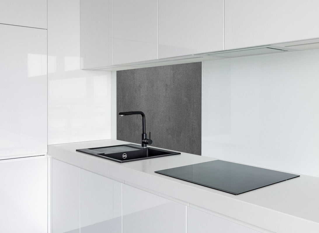 Spritzschutz - Graue Anthrazite Beton Textur hinter modernem schwarz-matten Spülbecken in weißer Hochglanz-Küche
