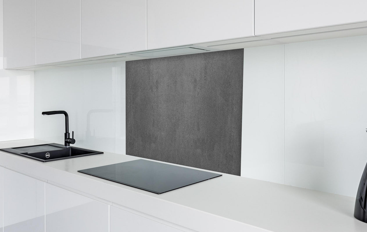 Spritzschutz - Graue Anthrazite Beton Textur  in weißer Hochglanz-Küche hinter einem Cerankochfeld