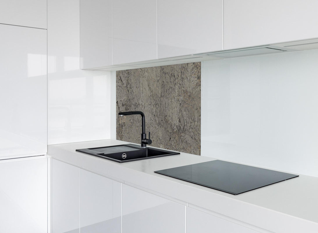 Spritzschutz - Graue Granit Textur hinter modernem schwarz-matten Spülbecken in weißer Hochglanz-Küche