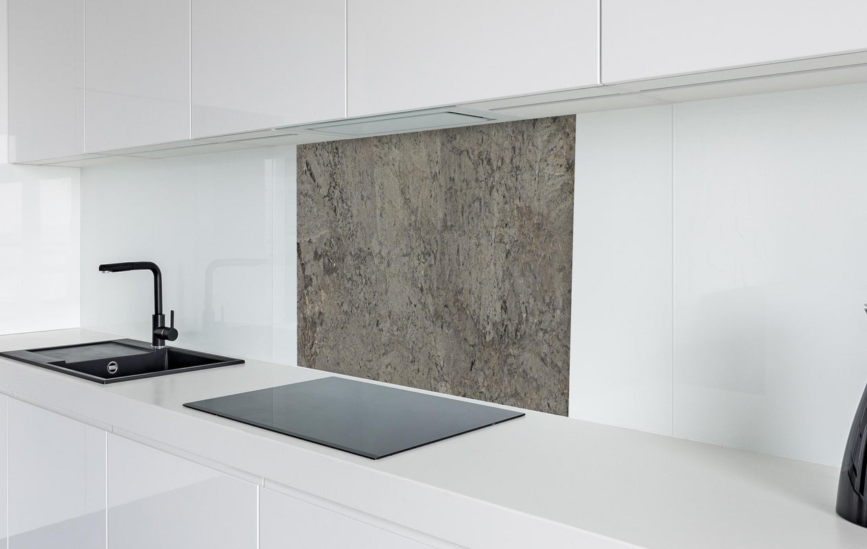 Spritzschutz - Graue Granit Textur  in weißer Hochglanz-Küche hinter einem Cerankochfeld