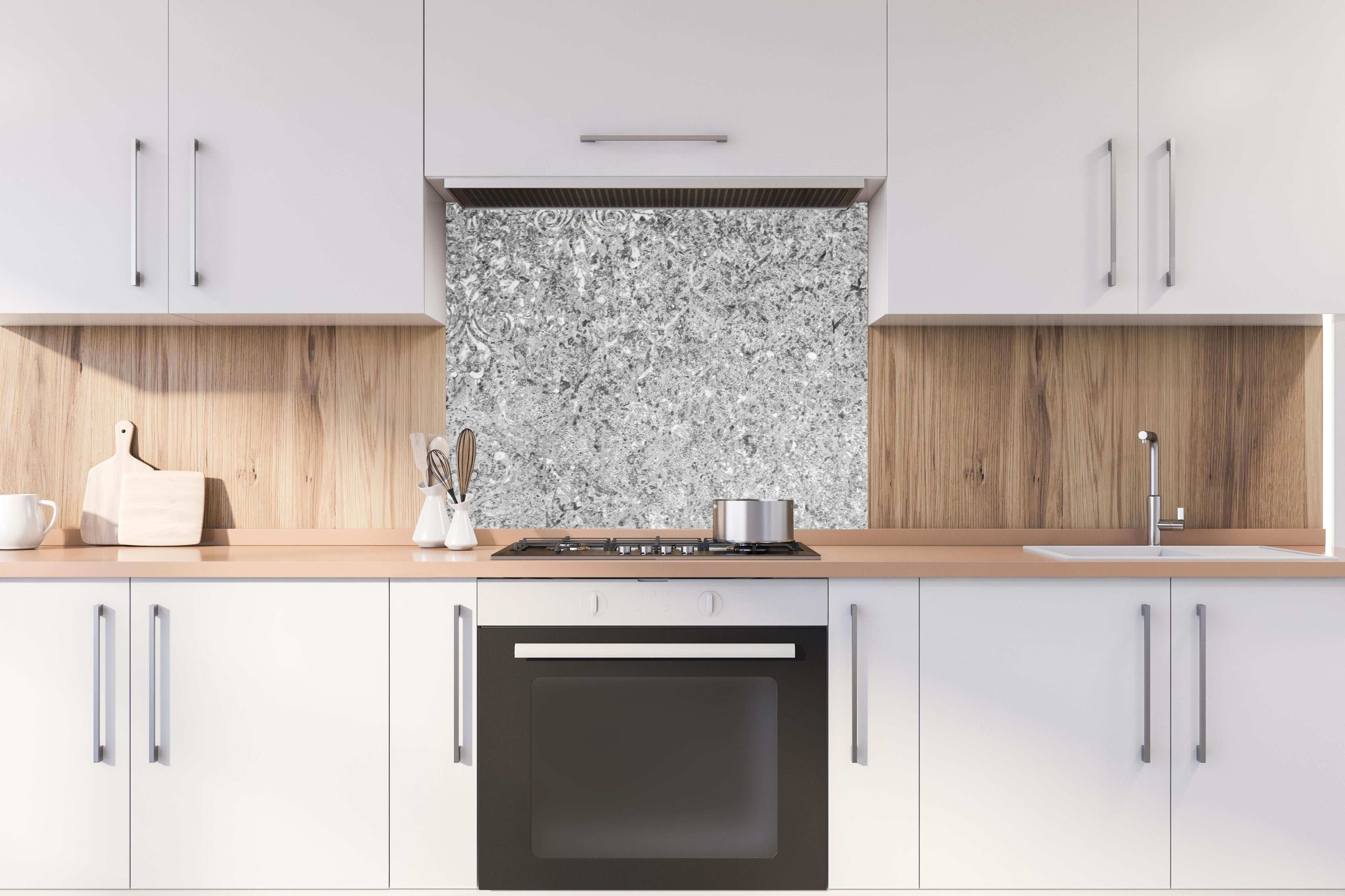 Spritzschutz - Graue schäbige Betonwand hinter stilvollem Gasherd unter Dunstabzugshaube