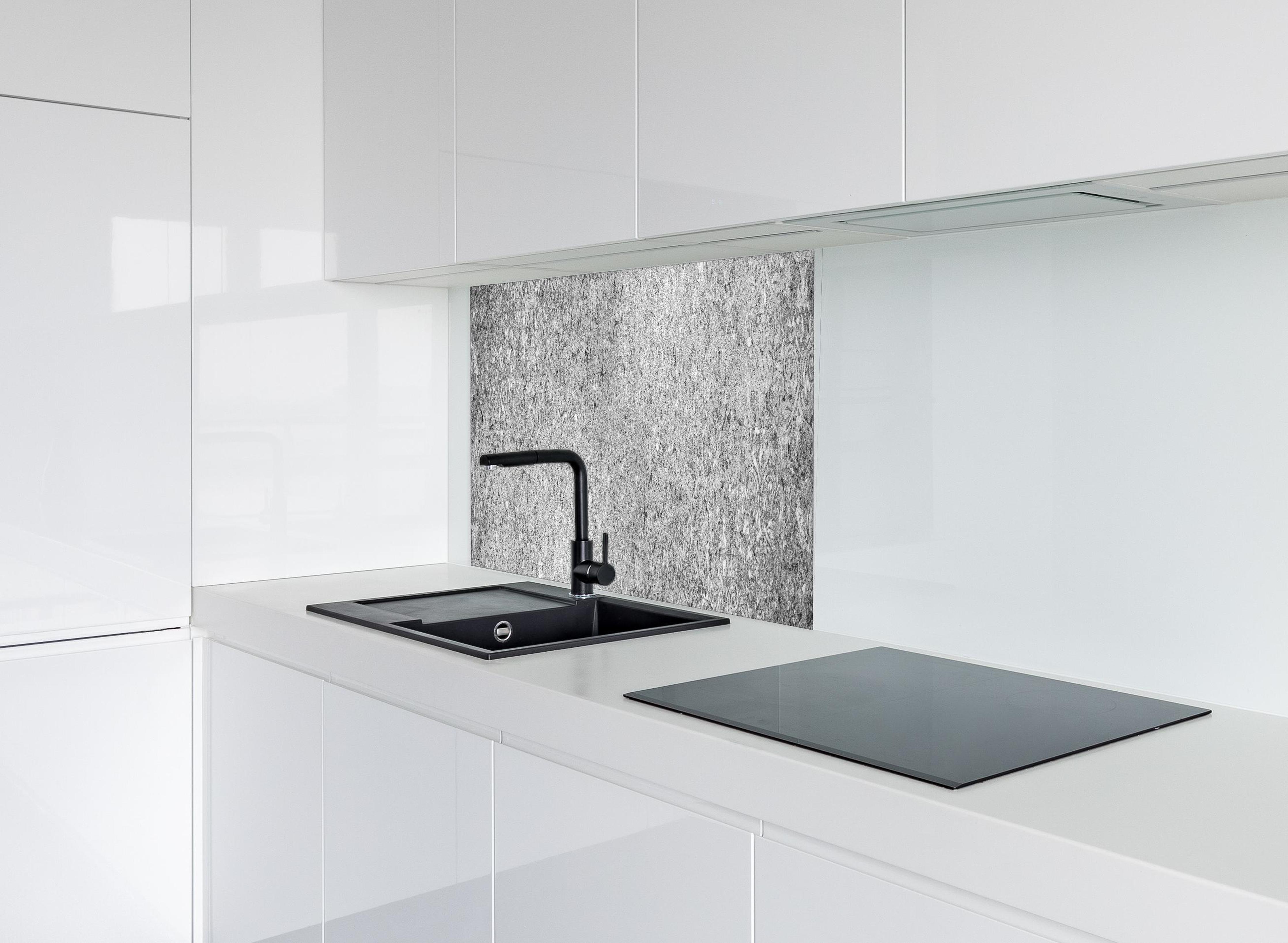 Spritzschutz - Graue schäbige Betonwand hinter modernem schwarz-matten Spülbecken in weißer Hochglanz-Küche